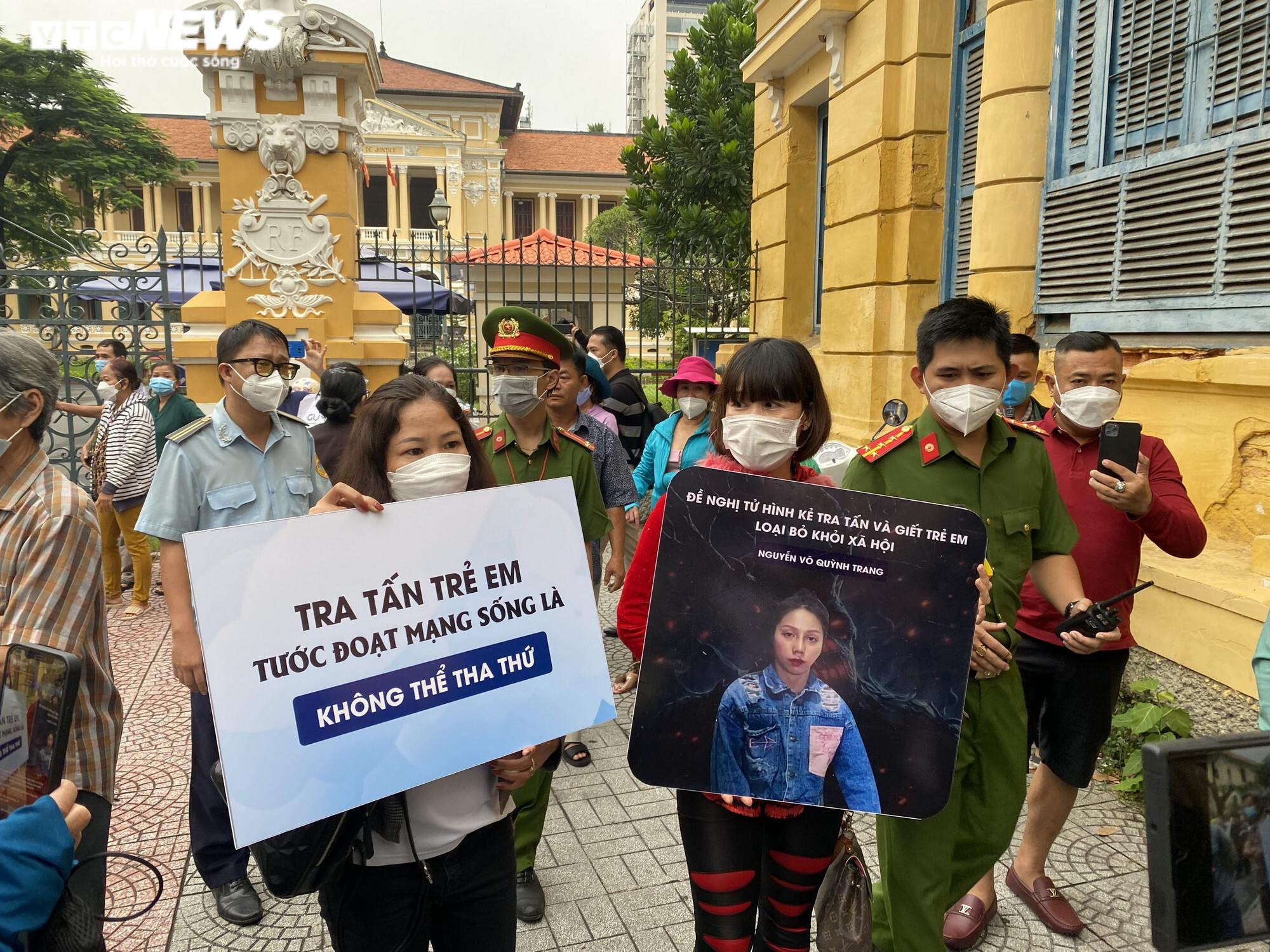 Nhiều người tới sớm dự phiên tòa xử 'dì ghẻ' hành hạ bé gái 8 tuổi đến chết - 9