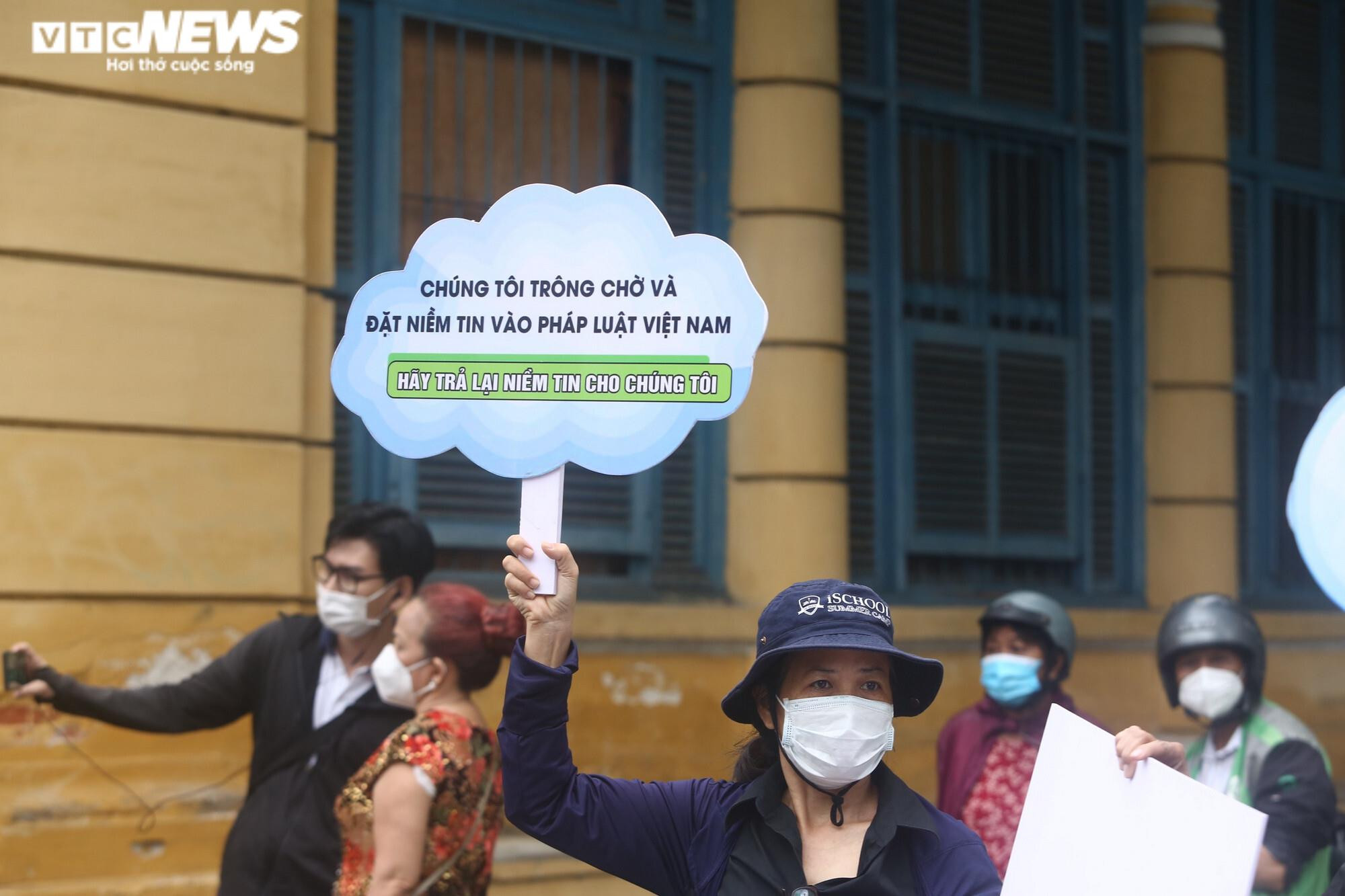 Nhiều người tới sớm dự phiên tòa xử 'dì ghẻ' hành hạ bé gái 8 tuổi đến chết - 7