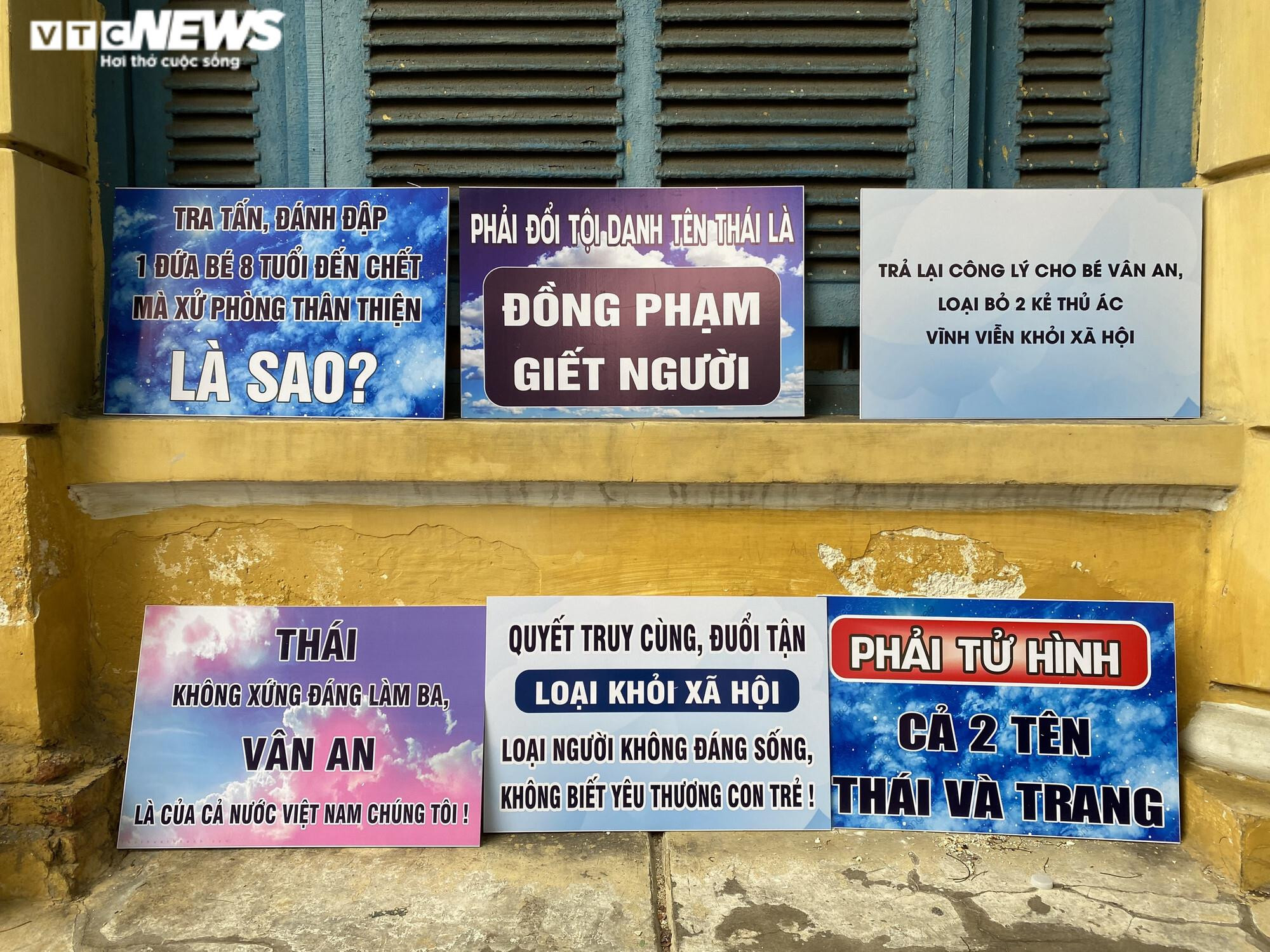 Nhiều người tới sớm dự phiên tòa xử 'dì ghẻ' hành hạ bé gái 8 tuổi đến chết - 11