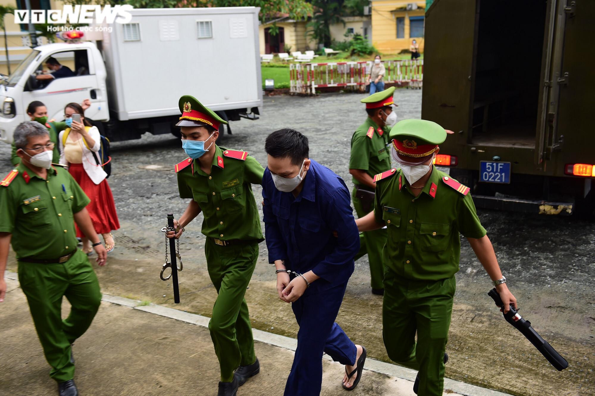 Ảnh: ‘Dì ghẻ’ hành hạ bé gái 8 tuổi đến chết được dẫn giải đến tòa - 7