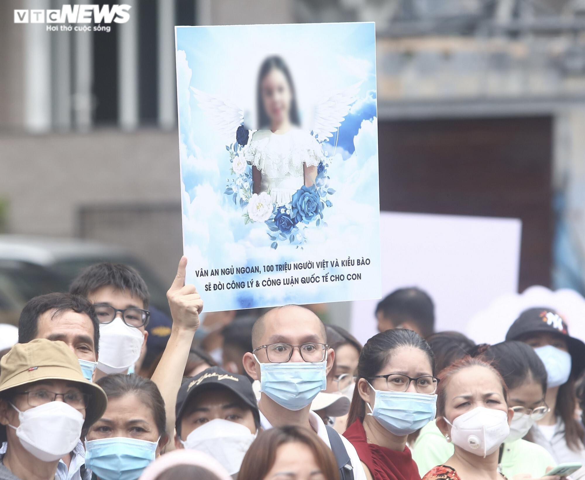 Vượt mấy trăm km xuyên đêm tới dự phiên toà xử 'dì ghẻ' hành hạ bé gái tới chết - 1