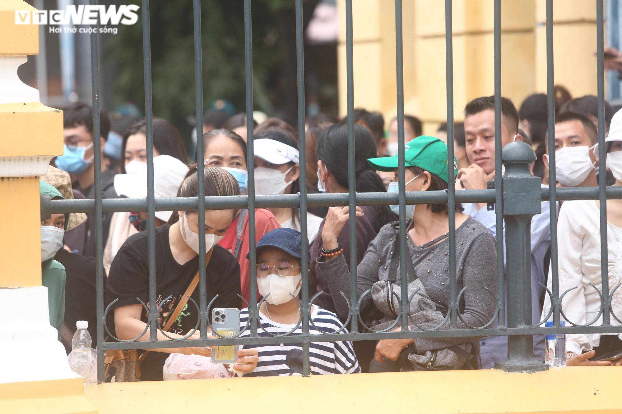 Vượt mấy trăm km xuyên đêm tới dự phiên toà xử 'dì ghẻ' hành hạ bé gái tới chết - 4