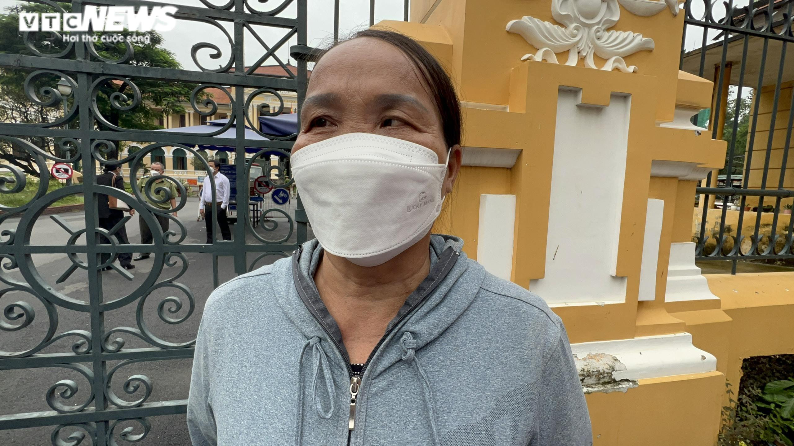 Vượt mấy trăm km xuyên đêm tới dự phiên toà xử 'dì ghẻ' hành hạ bé gái tới chết - 2