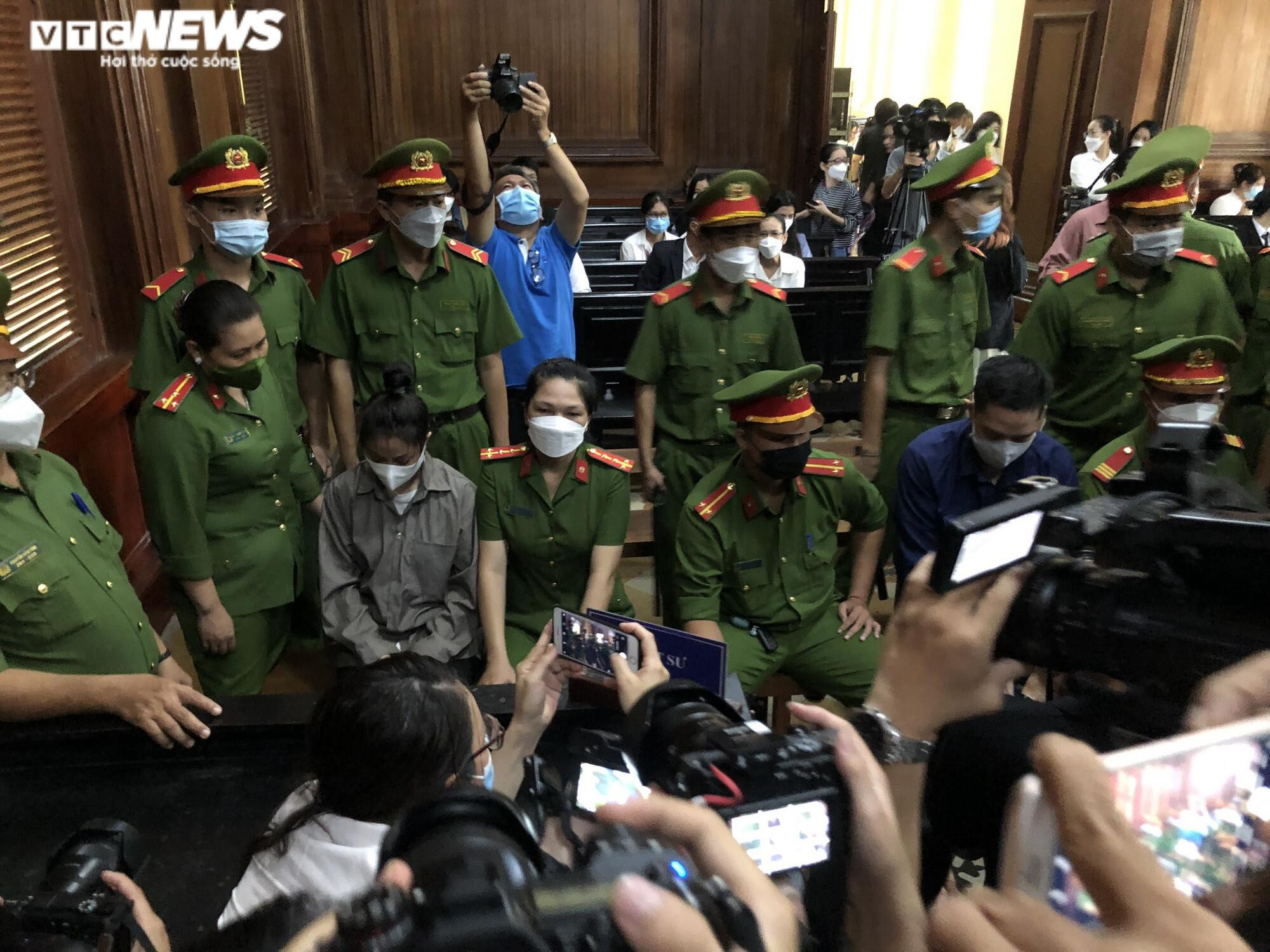 Ảnh: ‘Dì ghẻ’ hành hạ bé gái 8 tuổi đến chết được dẫn giải đến tòa - 9