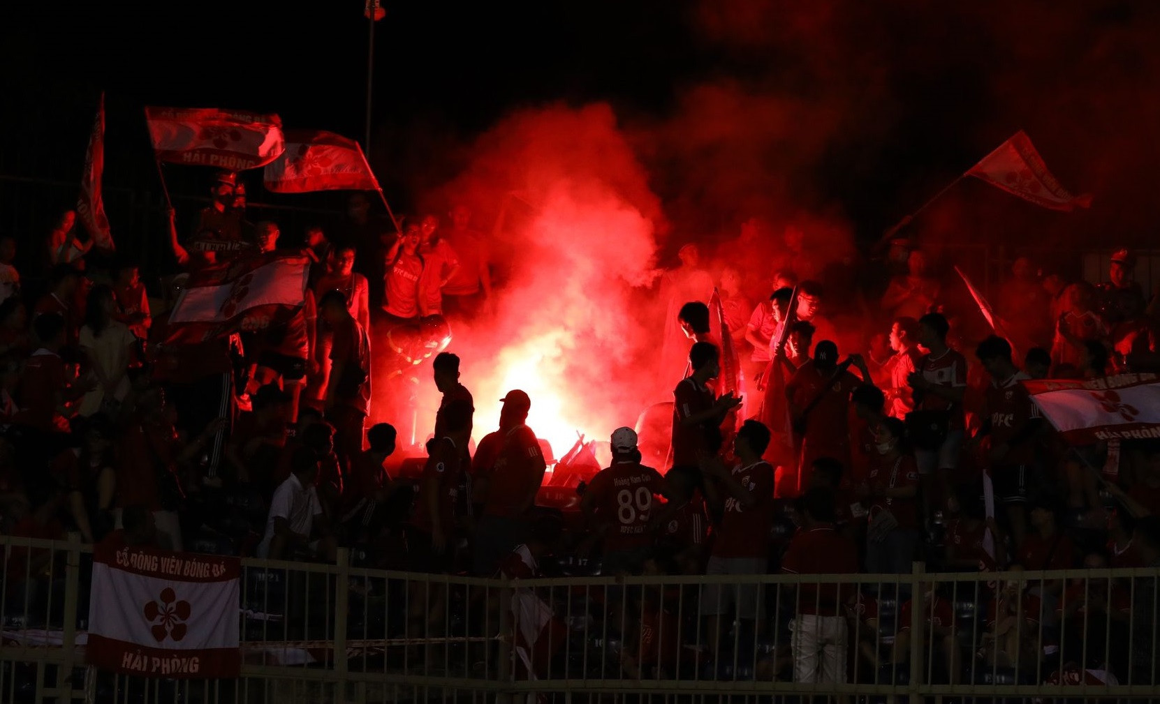Khán giả đốt pháo sáng, SLNA và CLB Hải Phòng cùng bị phạt - 1