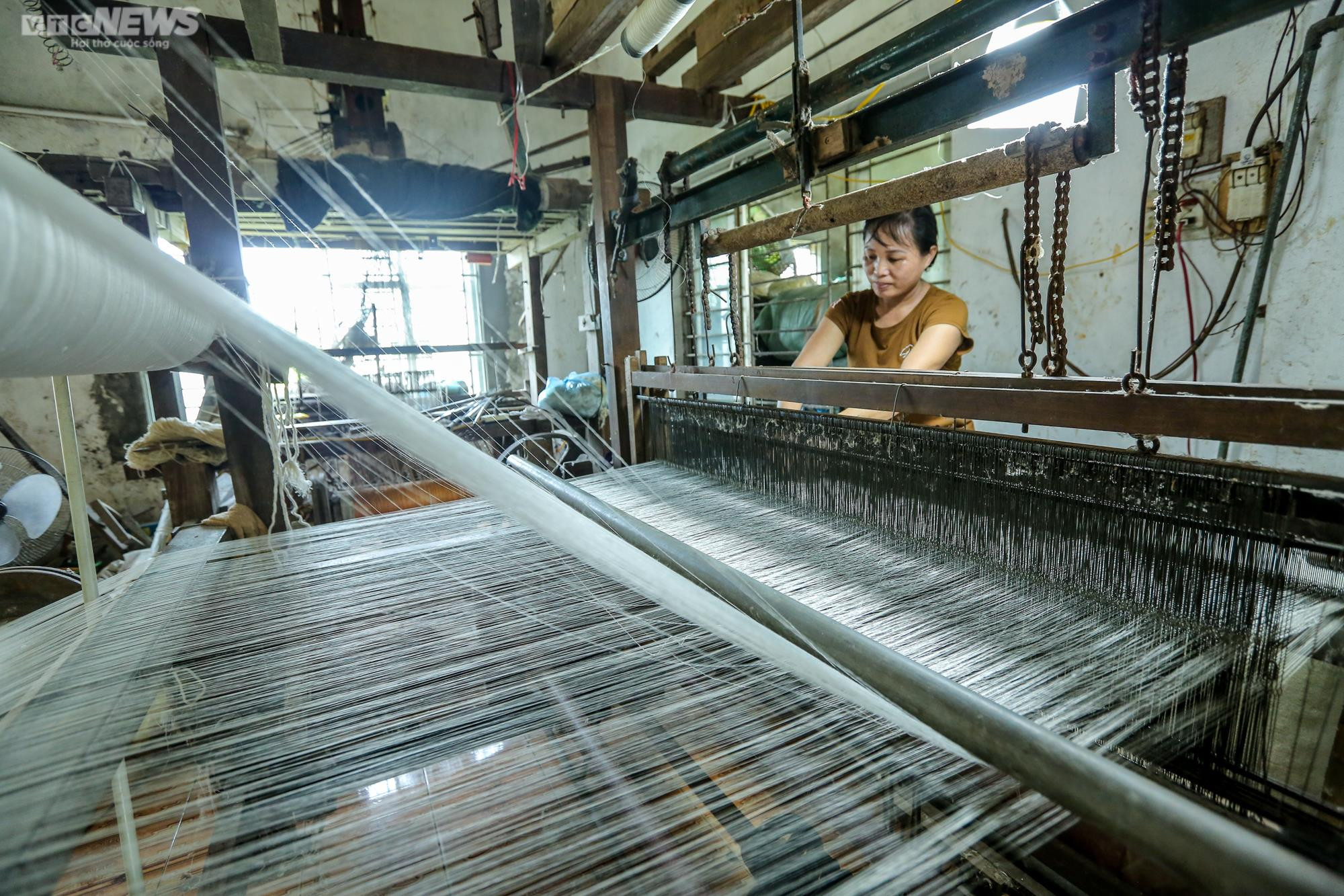 Người giữ 'lửa nghề' dệt lụa tơ tằm truyền thống ở Hà Nội - 11