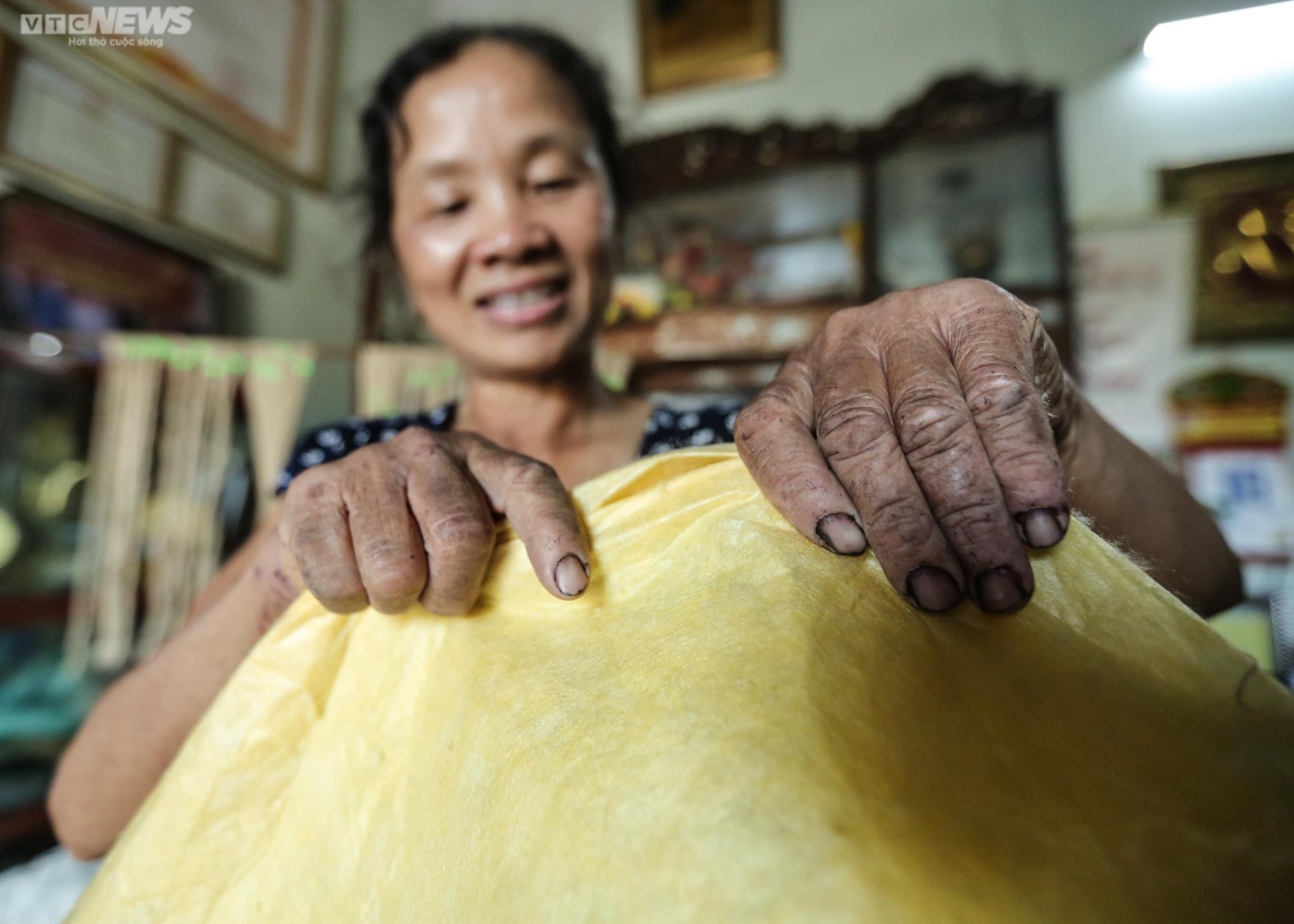 Người giữ 'lửa nghề' dệt lụa tơ tằm truyền thống ở Hà Nội - 6