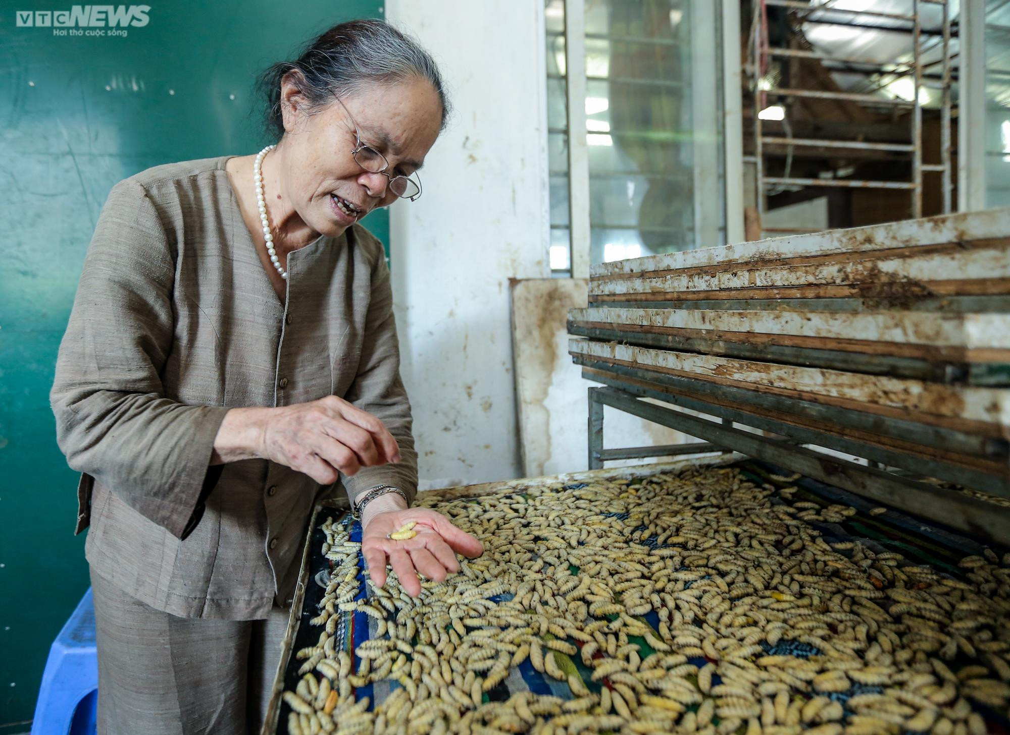 Người giữ 'lửa nghề' dệt lụa tơ tằm truyền thống ở Hà Nội - 1