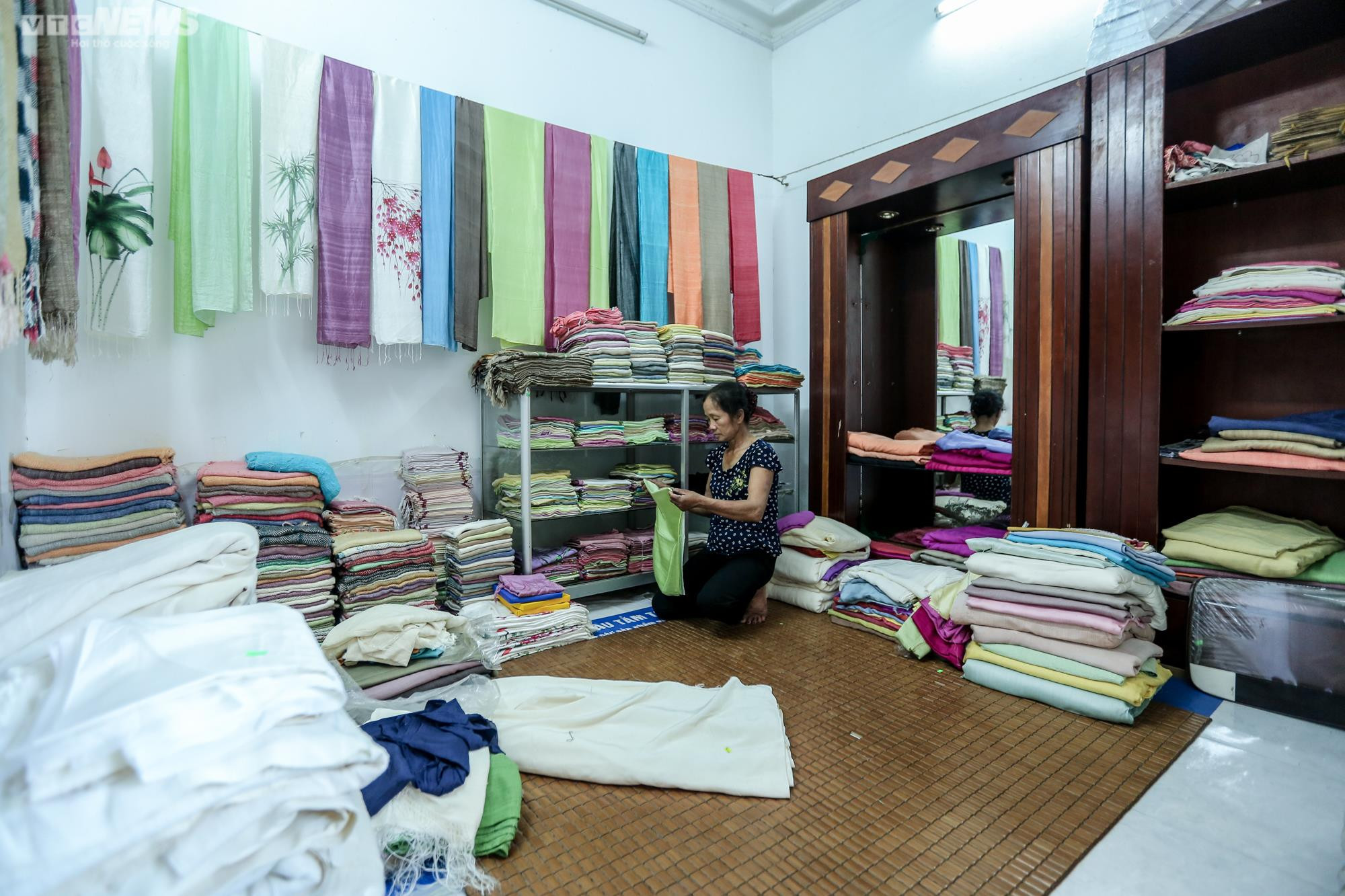 Người giữ 'lửa nghề' dệt lụa tơ tằm truyền thống ở Hà Nội - 15