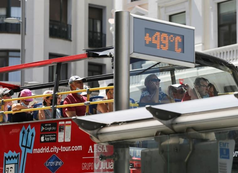 Nhiệt độ thiêu đốt bao trùm thế giới: Đã quá muộn cứu Trái Đất? - 1