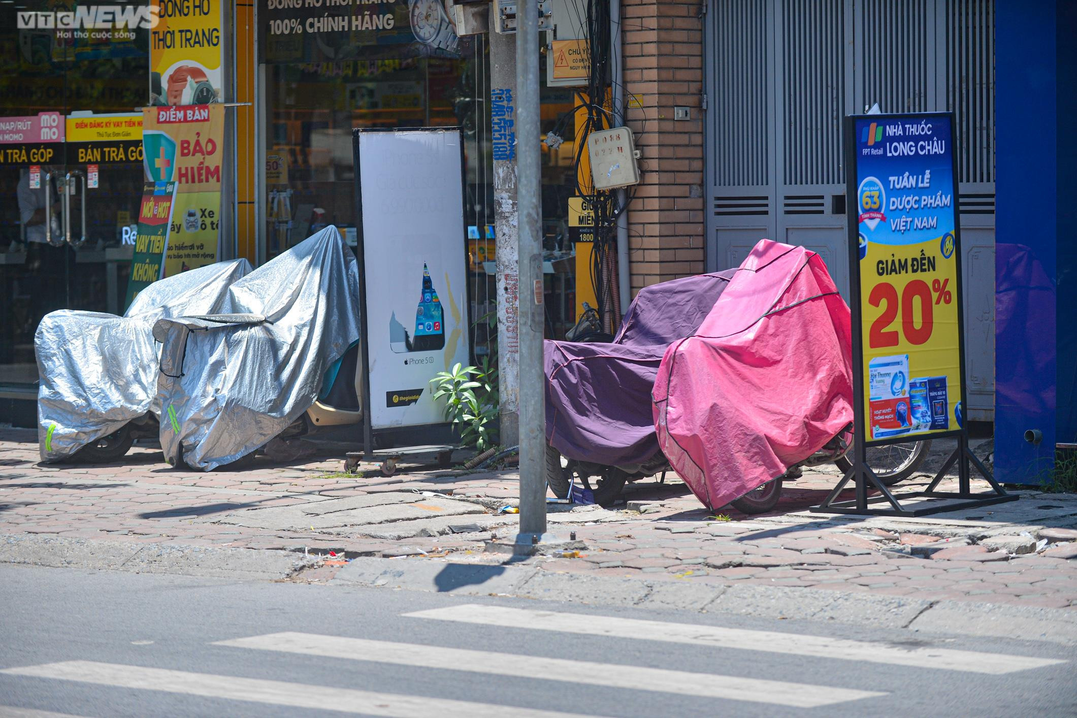 Ảnh: Mặt đường Hà Nội nóng hầm hập gần 60 độ C, xuất hiện ảo ảnh - 12