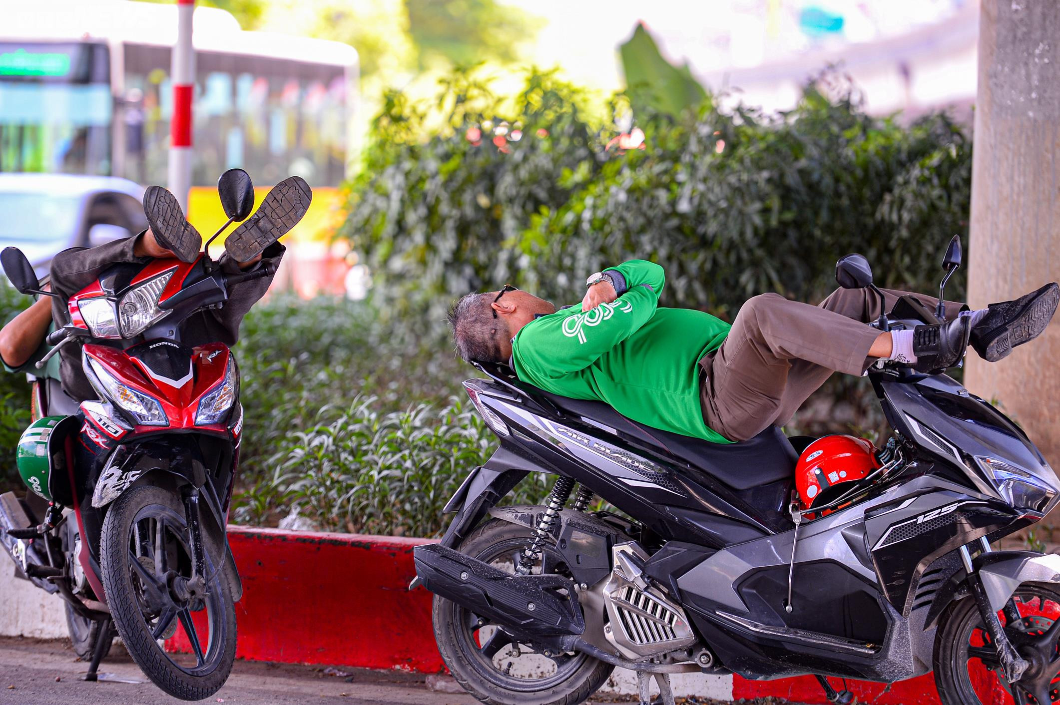 Ảnh: Mặt đường Hà Nội nóng hầm hập gần 60 độ C, xuất hiện ảo ảnh - 9