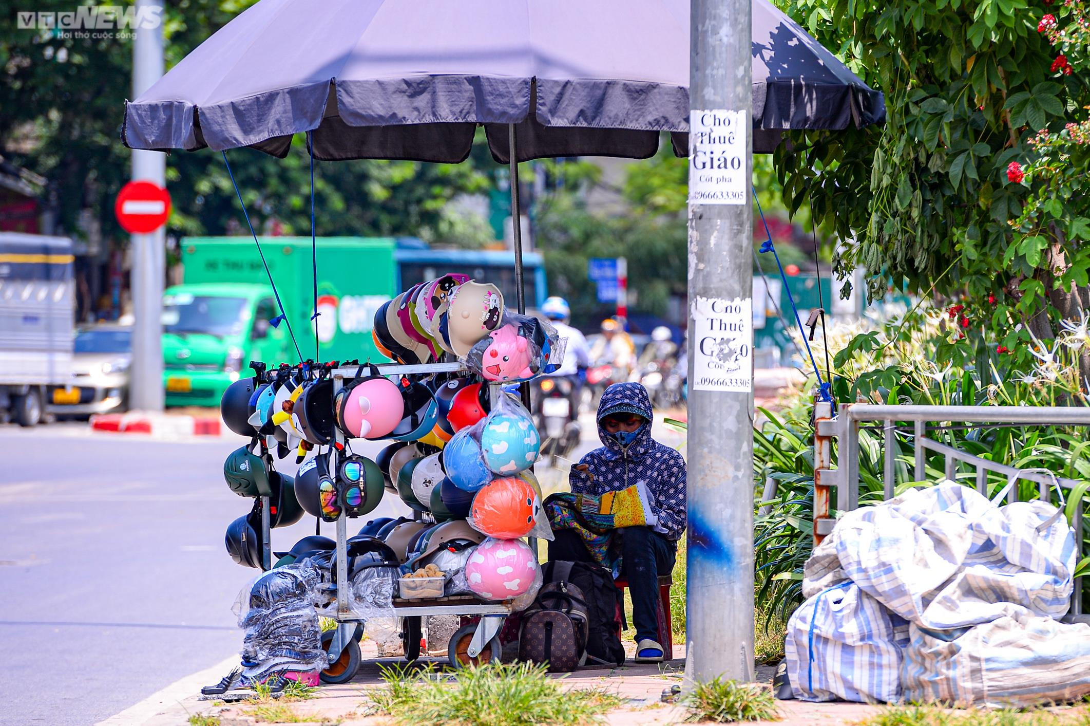 Ảnh: Mặt đường Hà Nội nóng hầm hập gần 60 độ C, xuất hiện ảo ảnh - 10