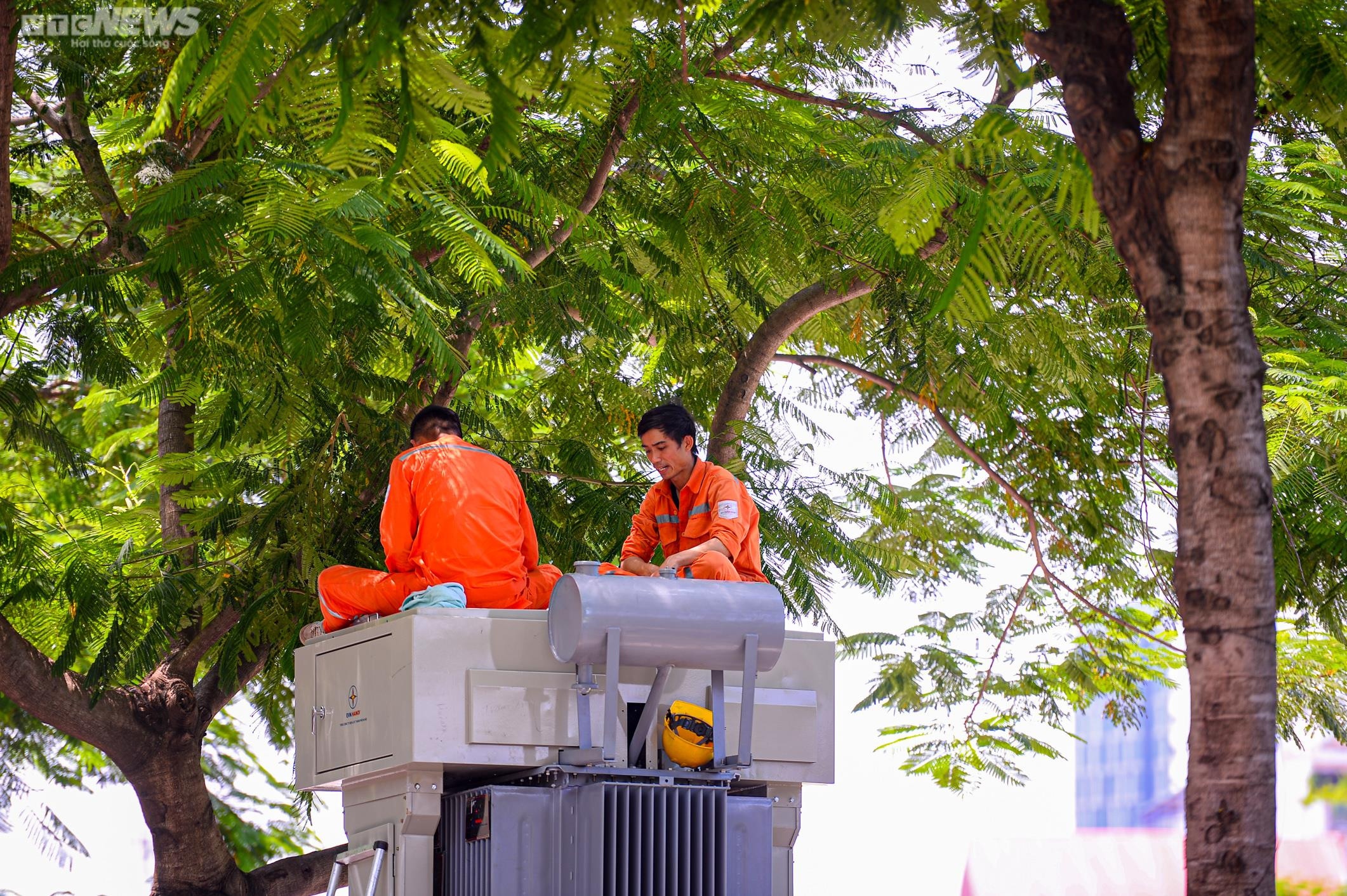 Ảnh: Mặt đường Hà Nội nóng hầm hập gần 60 độ C, xuất hiện ảo ảnh - 11