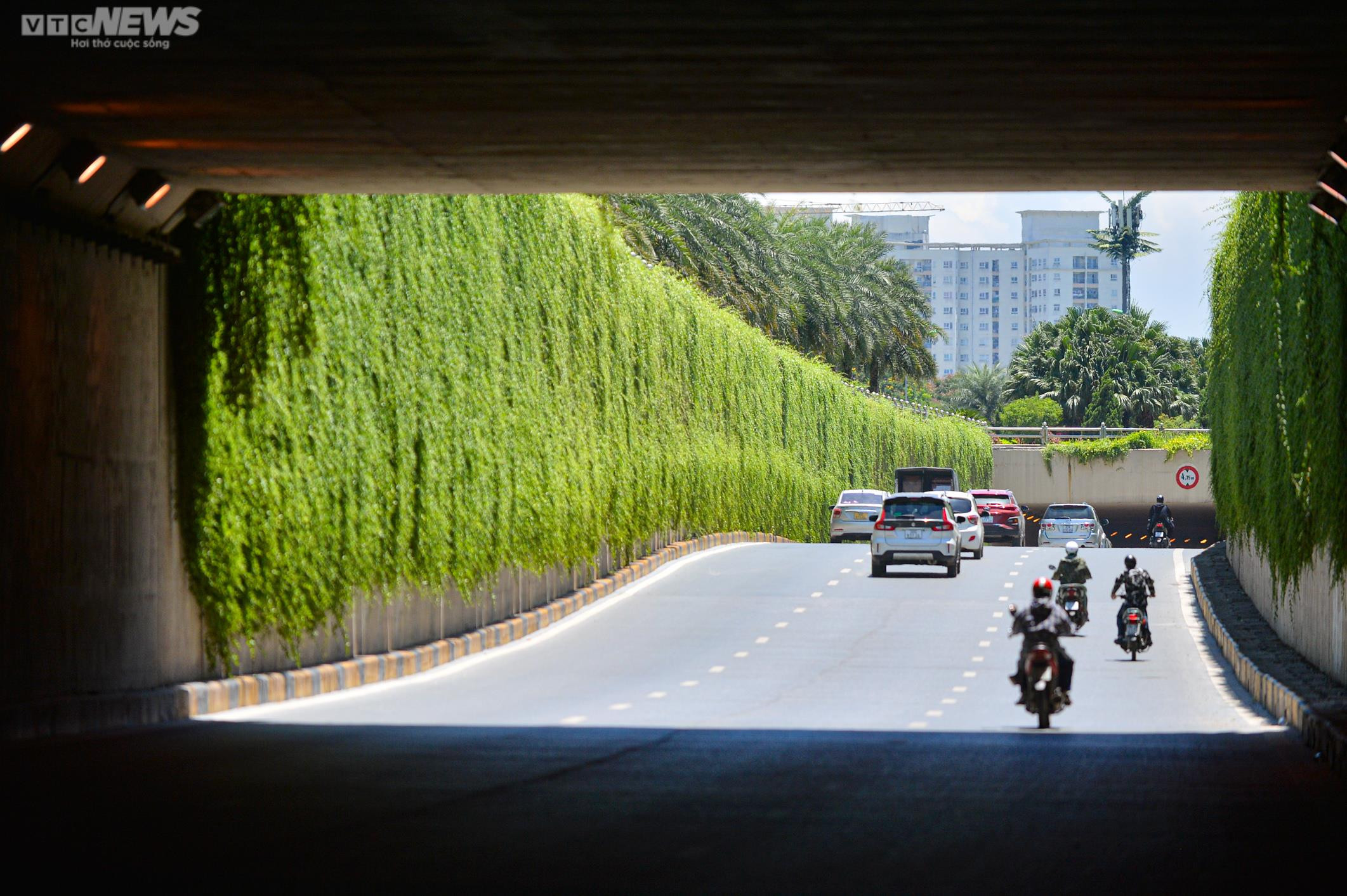 Ảnh: Mặt đường Hà Nội nóng hầm hập gần 60 độ C, xuất hiện ảo ảnh - 13