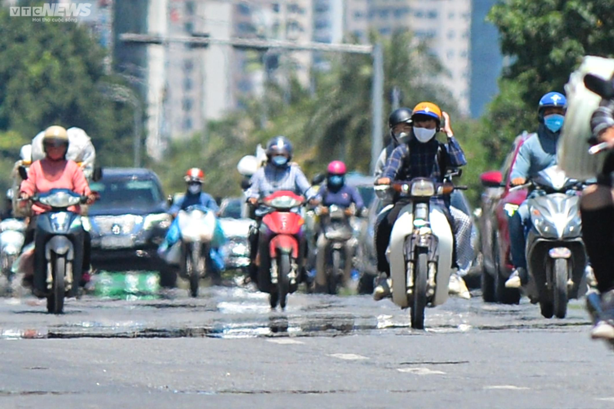 Ảnh: Mặt đường Hà Nội nóng hầm hập gần 60 độ C, xuất hiện ảo ảnh - 3