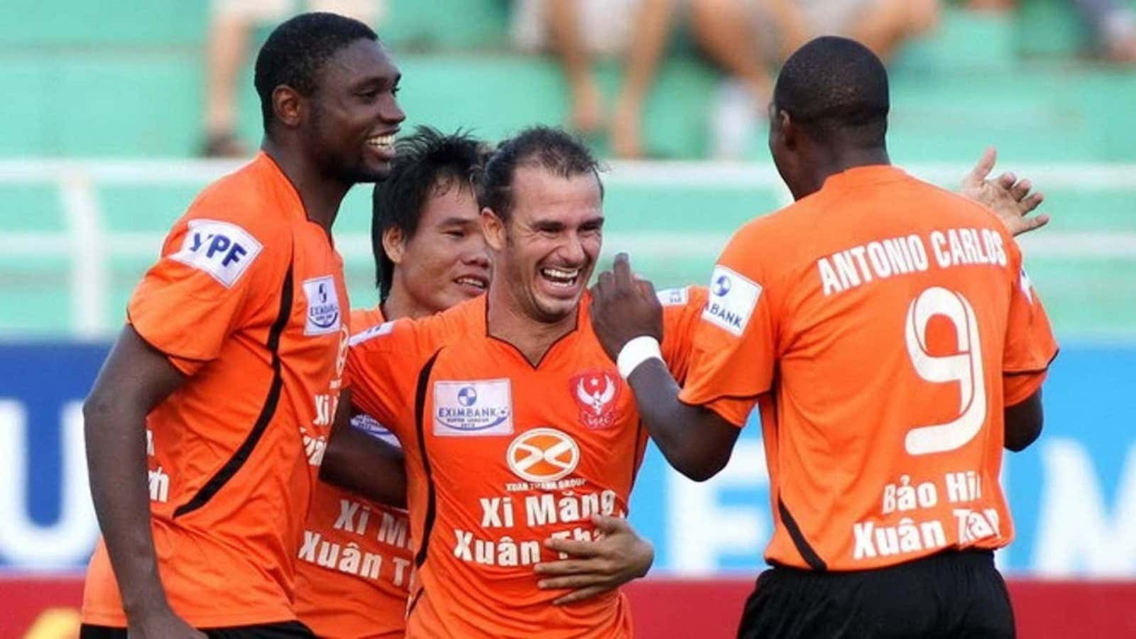 Hai đội bóng khốn khổ đua trụ hạng, lửa derby TP.HCM tắt ngấm - 2