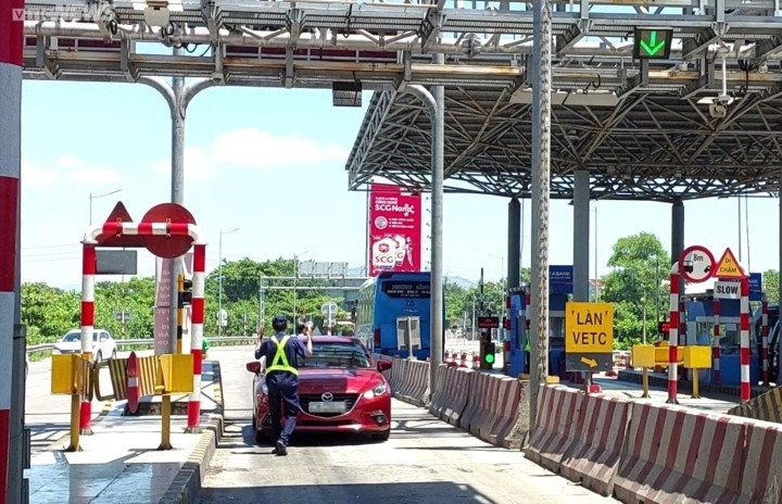 Những chuyện 'cười ra nước mắt' ở trạm thu phí không dừng - 1