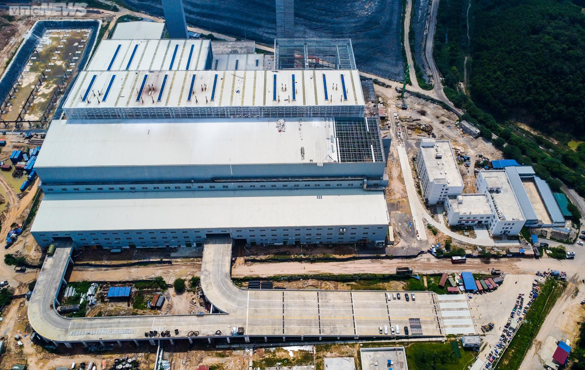 Ảnh: Bên trong nhà máy điện rác lớn nhất Việt Nam vừa đi vào hoạt động - 1