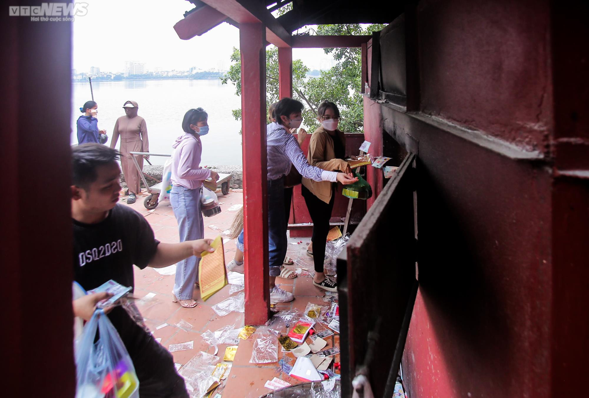 Ảnh: Đông nghịt người dâng lễ Phủ Tây Hồ ngày đầu tháng 'cô hồn' - 13