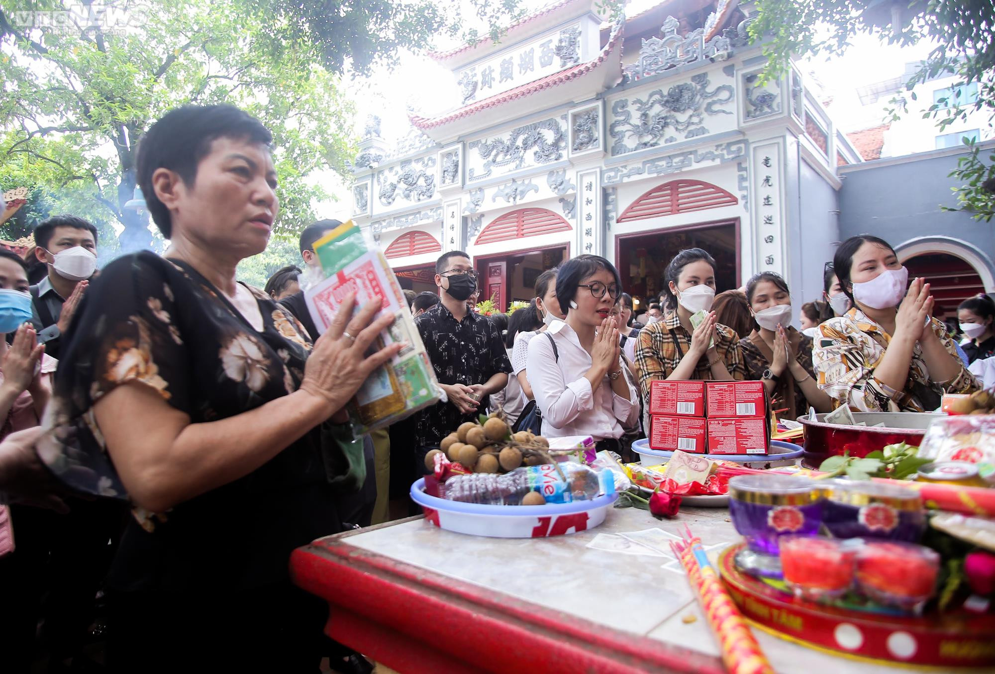 Ảnh: Đông nghịt người dâng lễ Phủ Tây Hồ ngày đầu tháng 'cô hồn' - 9