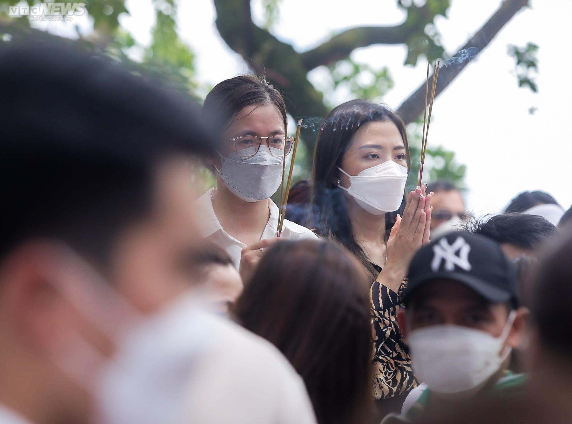 Ảnh: Đông nghịt người dâng lễ Phủ Tây Hồ ngày đầu tháng 'cô hồn' - 10