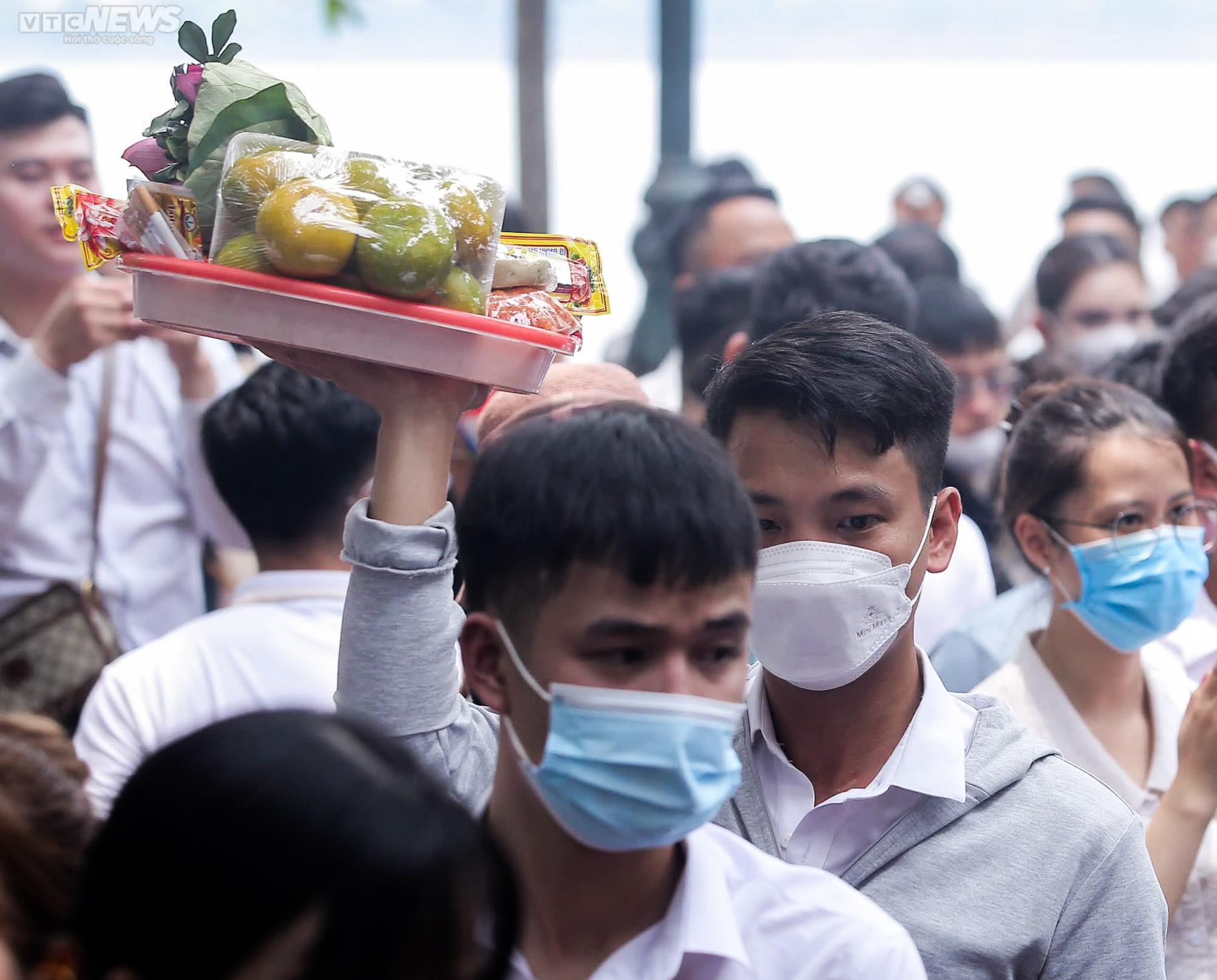 Ảnh: Đông nghịt người dâng lễ Phủ Tây Hồ ngày đầu tháng 'cô hồn' - 6