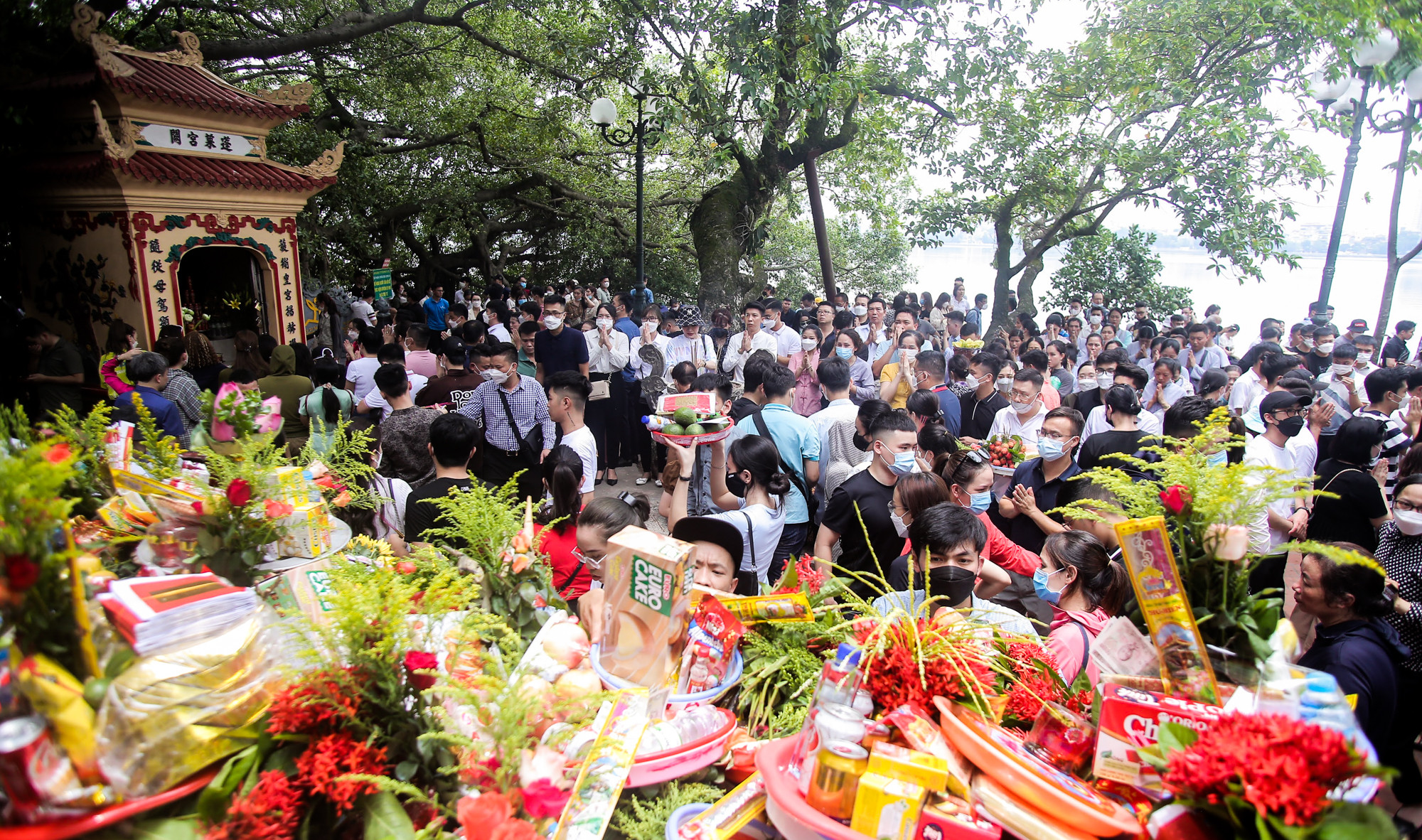 Ảnh: Đông nghịt người dâng lễ Phủ Tây Hồ ngày đầu tháng 'cô hồn' - 8