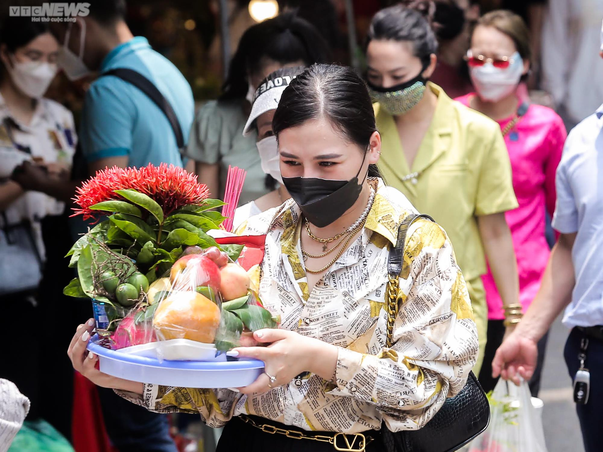 Ảnh: Đông nghịt người dâng lễ Phủ Tây Hồ ngày đầu tháng 'cô hồn' - 2