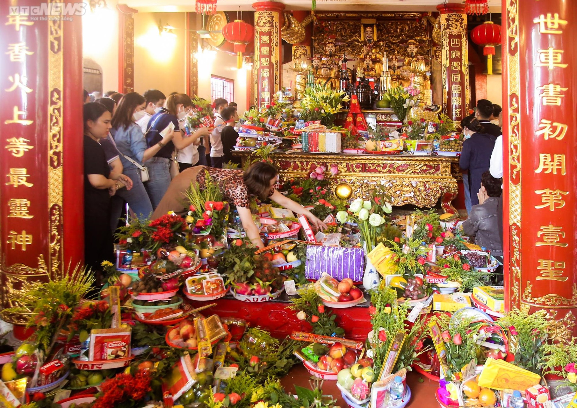 Ảnh: Đông nghịt người dâng lễ Phủ Tây Hồ ngày đầu tháng 'cô hồn' - 11