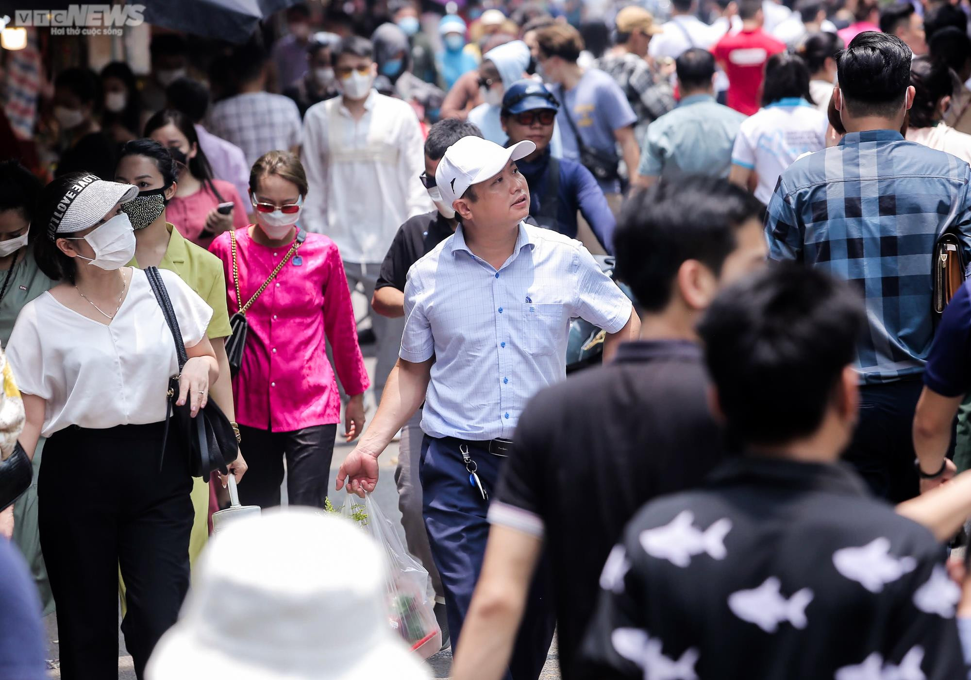 Ảnh: Đông nghịt người dâng lễ Phủ Tây Hồ ngày đầu tháng 'cô hồn' - 1