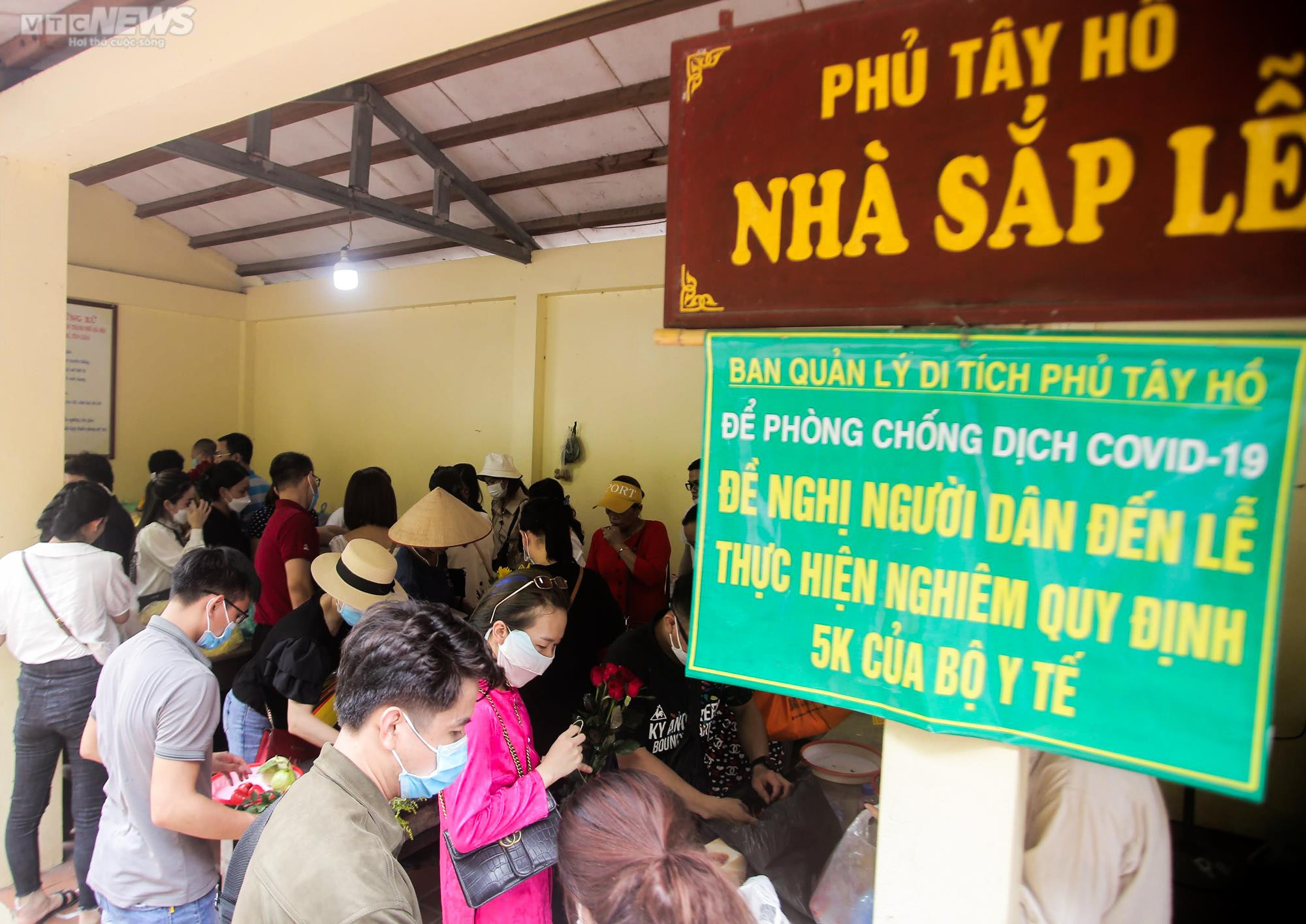 Ảnh: Đông nghịt người dâng lễ Phủ Tây Hồ ngày đầu tháng 'cô hồn' - 3