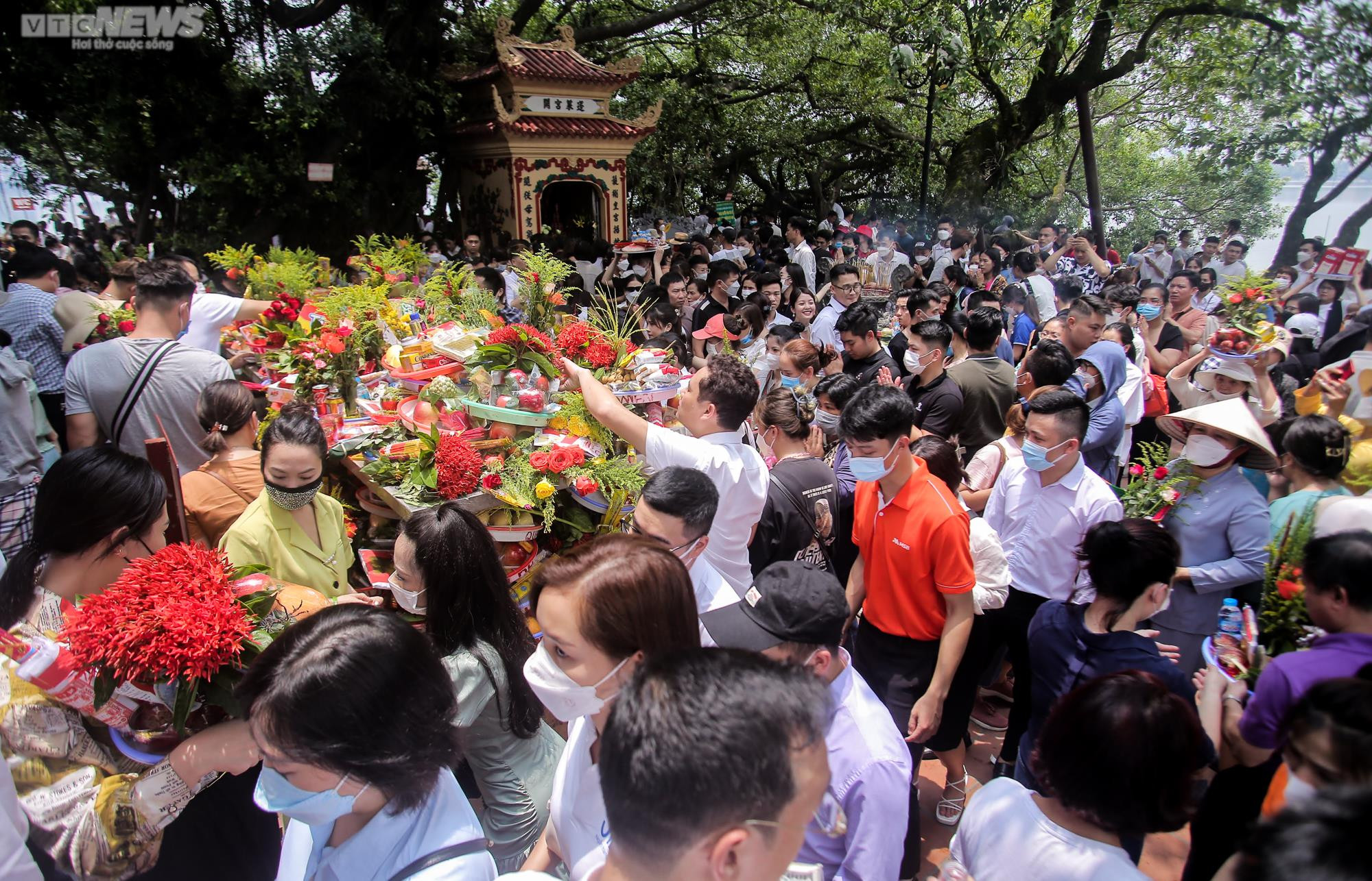 Ảnh: Đông nghịt người dâng lễ Phủ Tây Hồ ngày đầu tháng 'cô hồn' - 5