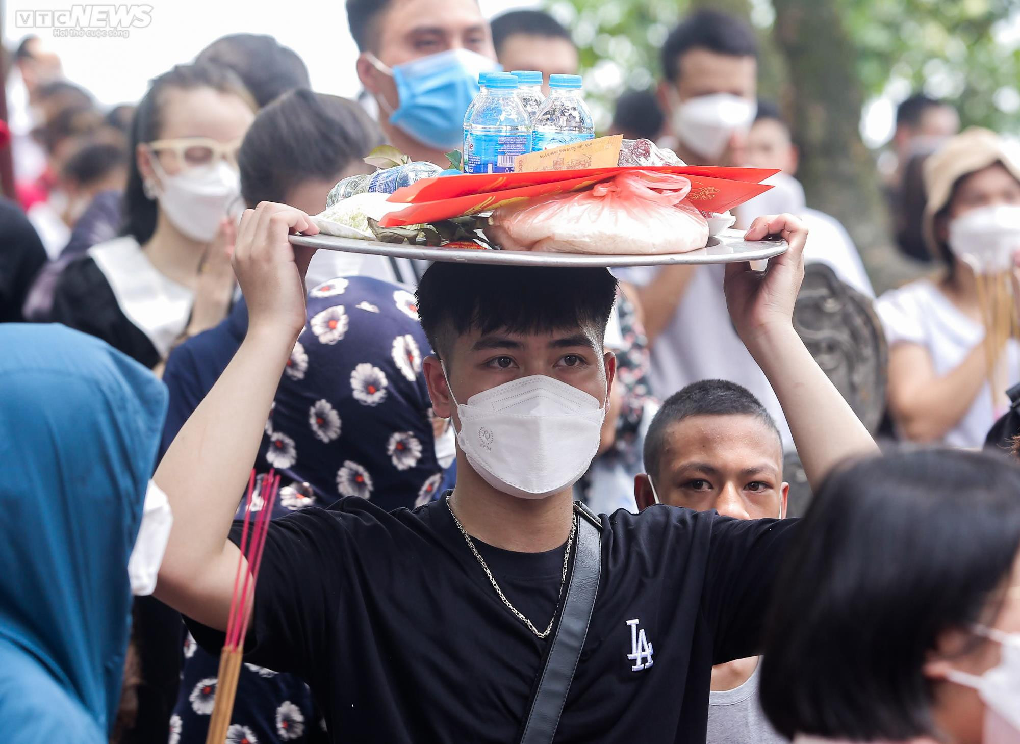 Ảnh: Đông nghịt người dâng lễ Phủ Tây Hồ ngày đầu tháng 'cô hồn' - 7