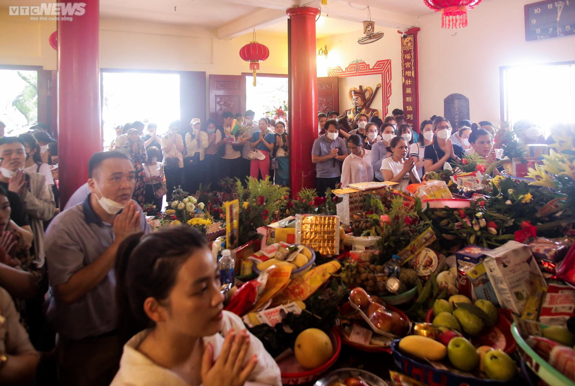 Ảnh: Đông nghịt người dâng lễ Phủ Tây Hồ ngày đầu tháng 'cô hồn' - 12