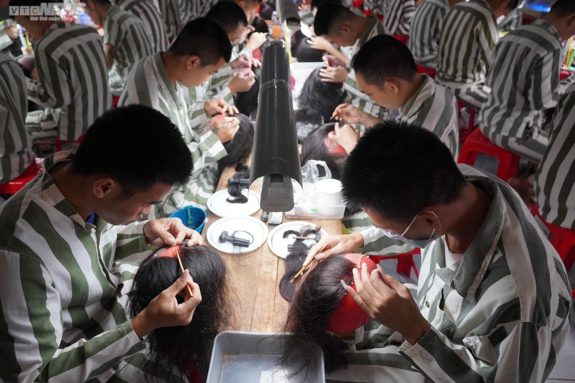 Ảnh: Bên trong xưởng sản xuất tóc giả, xuất đi nước ngoài của phạm nhân - 2