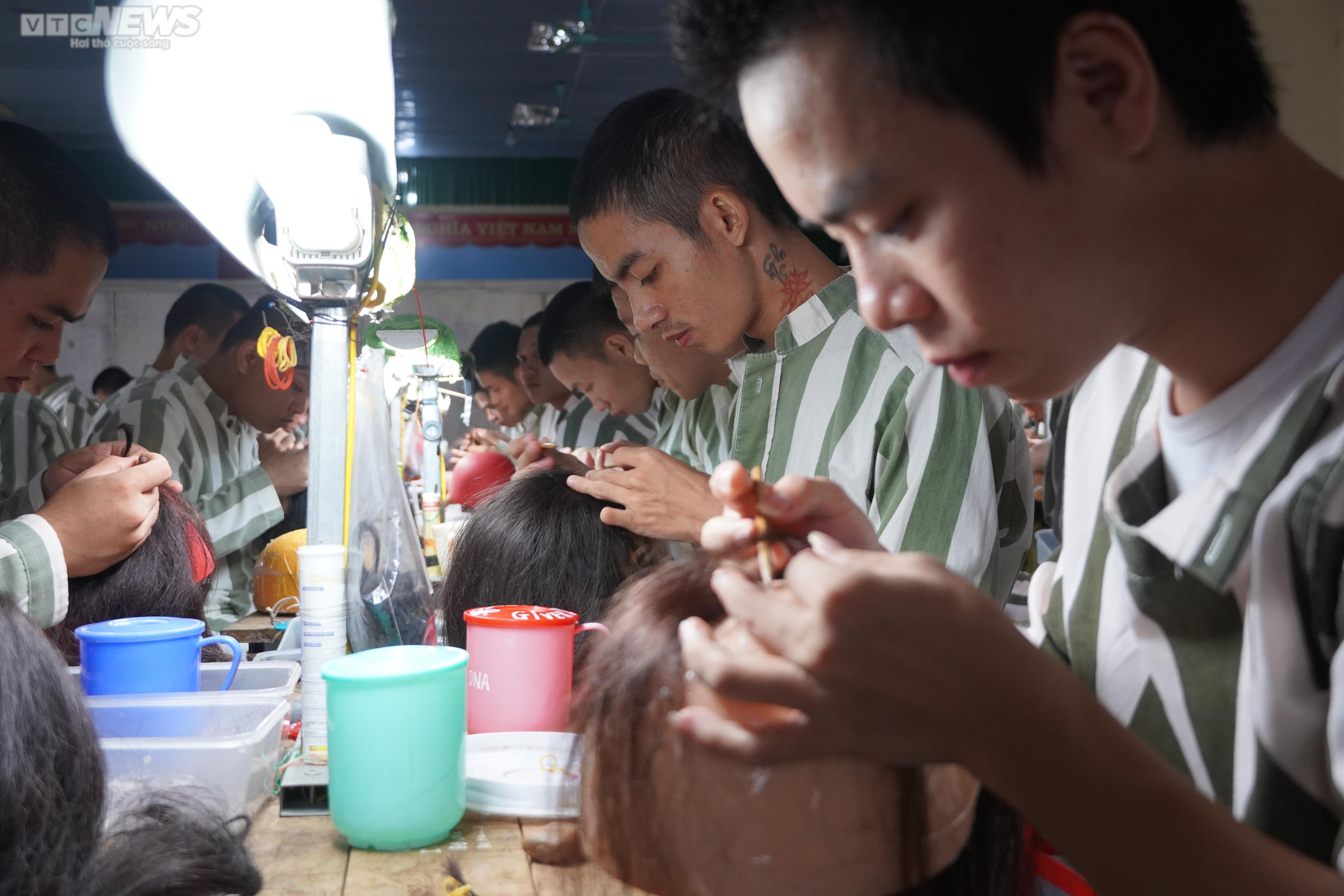 Ảnh: Bên trong xưởng sản xuất tóc giả, xuất đi nước ngoài của phạm nhân - 3