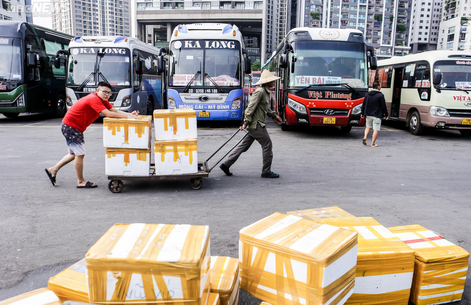 Ảnh: Phu bốc vác bến xe Mỹ Đình chật vật mưu sinh dưới nền nhiệt 50 độ C - 2