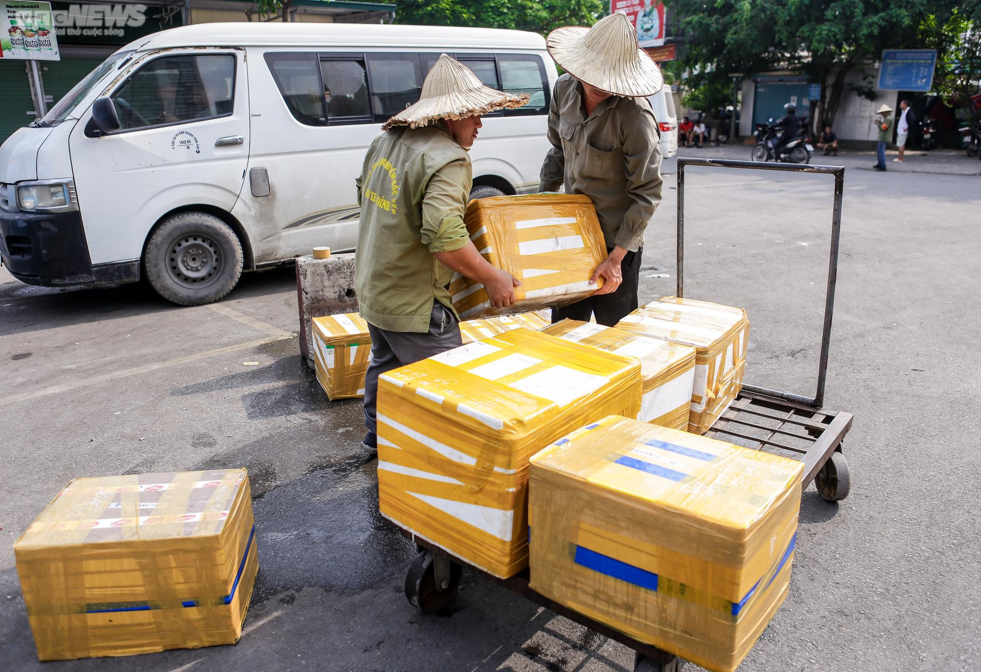 Ảnh: Phu bốc vác bến xe Mỹ Đình chật vật mưu sinh dưới nền nhiệt 50 độ C - 4