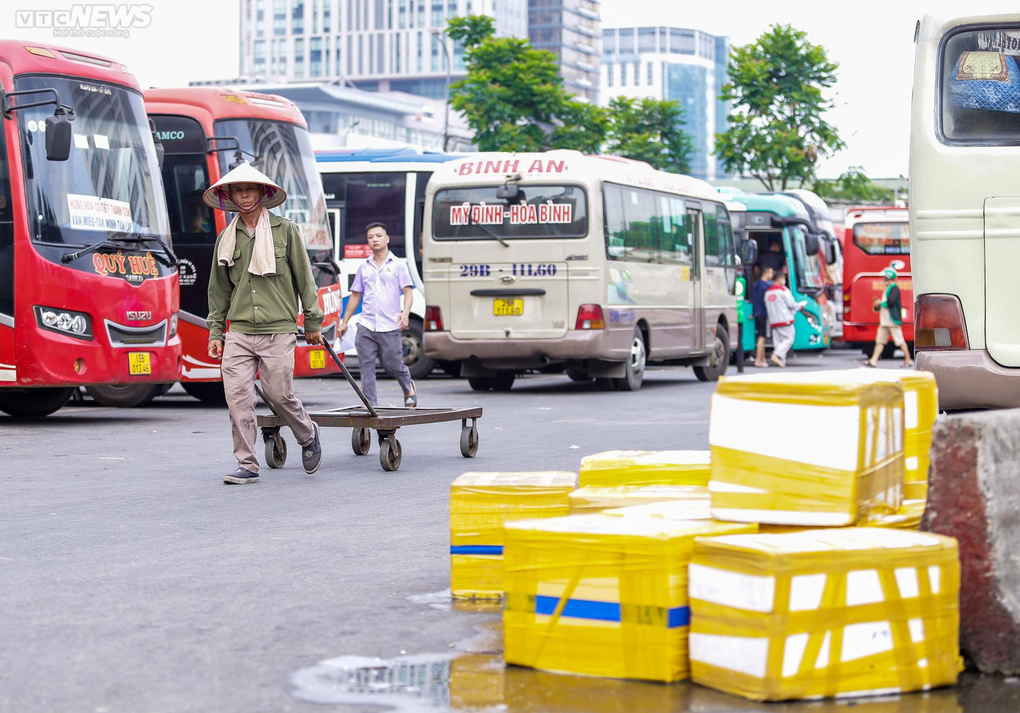 Ảnh: Phu bốc vác bến xe Mỹ Đình chật vật mưu sinh dưới nền nhiệt 50 độ C - 12