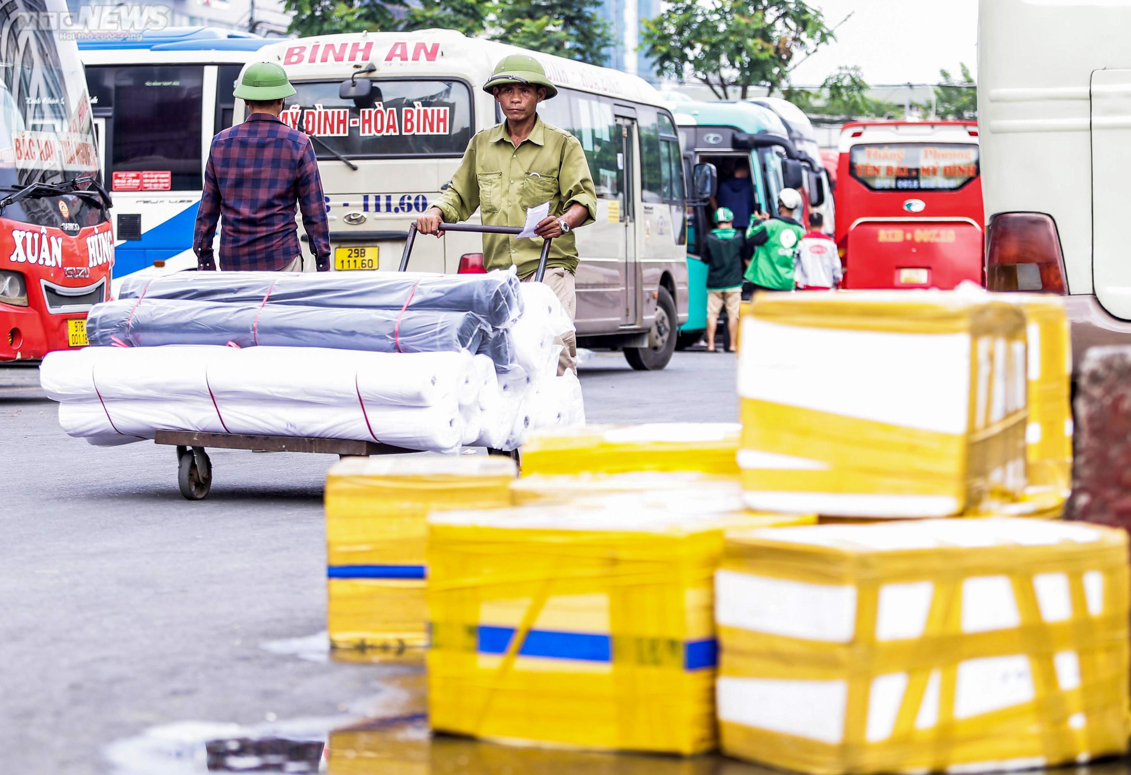 Ảnh: Phu bốc vác bến xe Mỹ Đình chật vật mưu sinh dưới nền nhiệt 50 độ C - 5