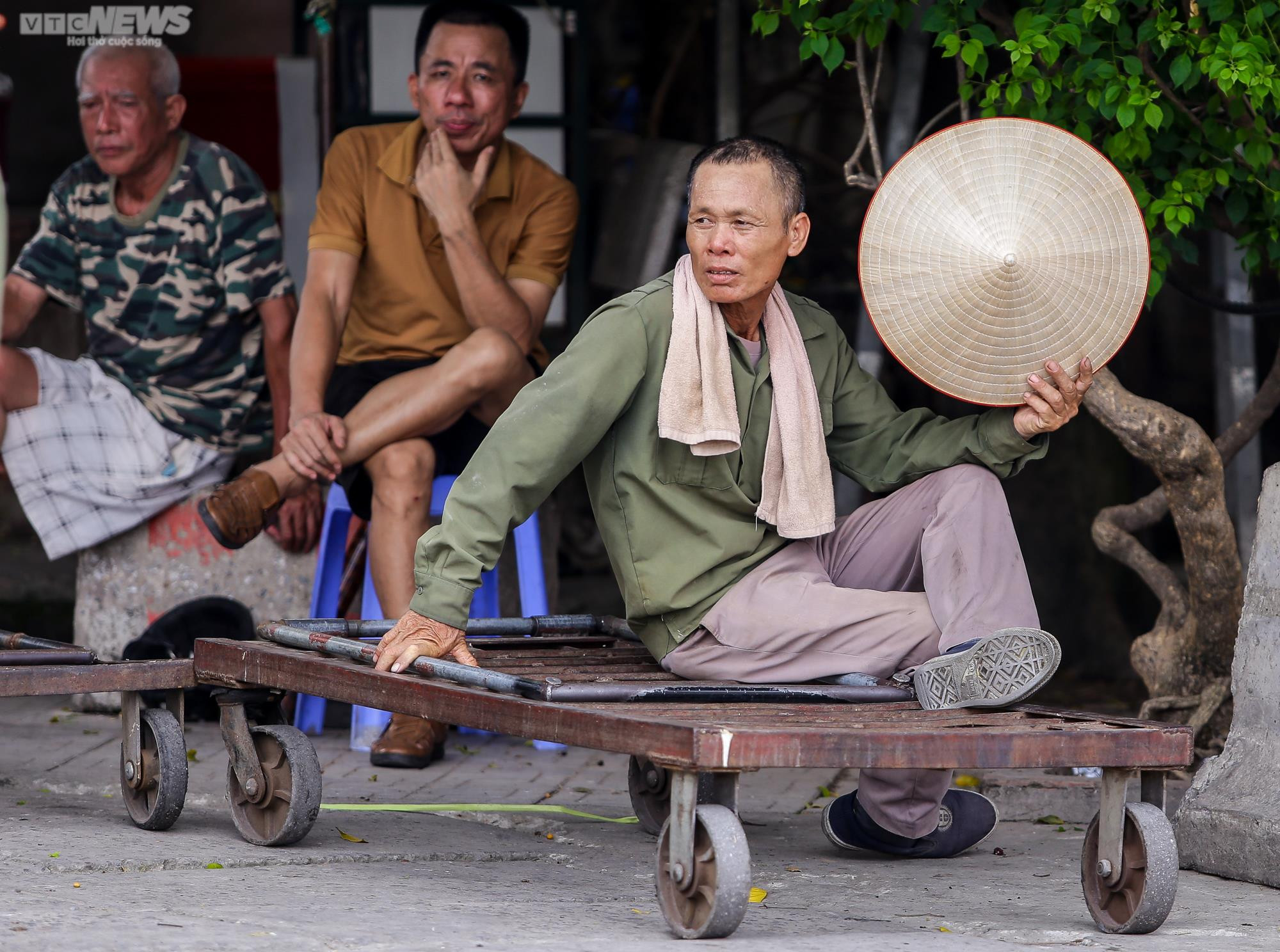 Ảnh: Phu bốc vác bến xe Mỹ Đình chật vật mưu sinh dưới nền nhiệt 50 độ C - 9