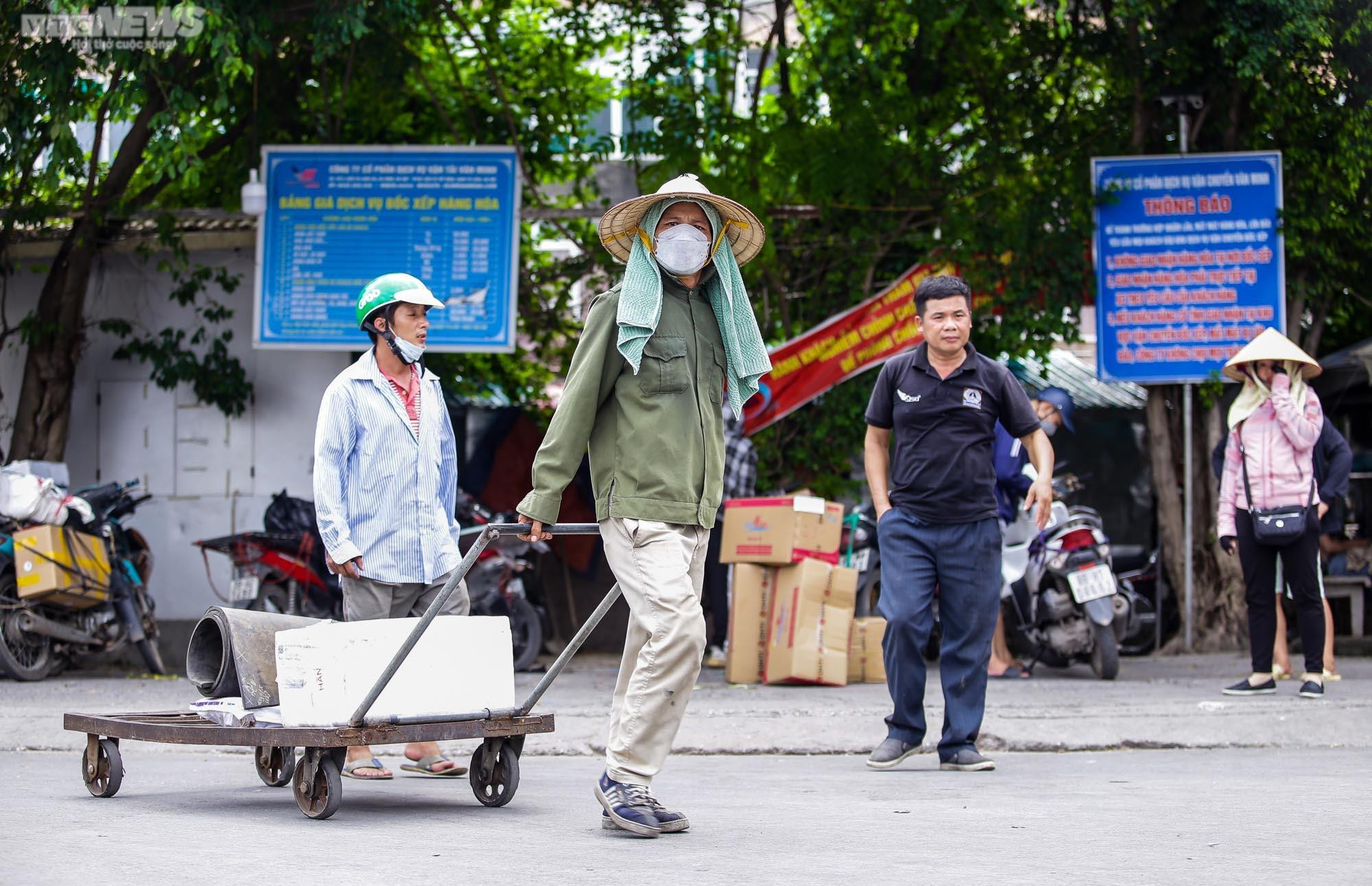 Ảnh: Phu bốc vác bến xe Mỹ Đình chật vật mưu sinh dưới nền nhiệt 50 độ C - 6