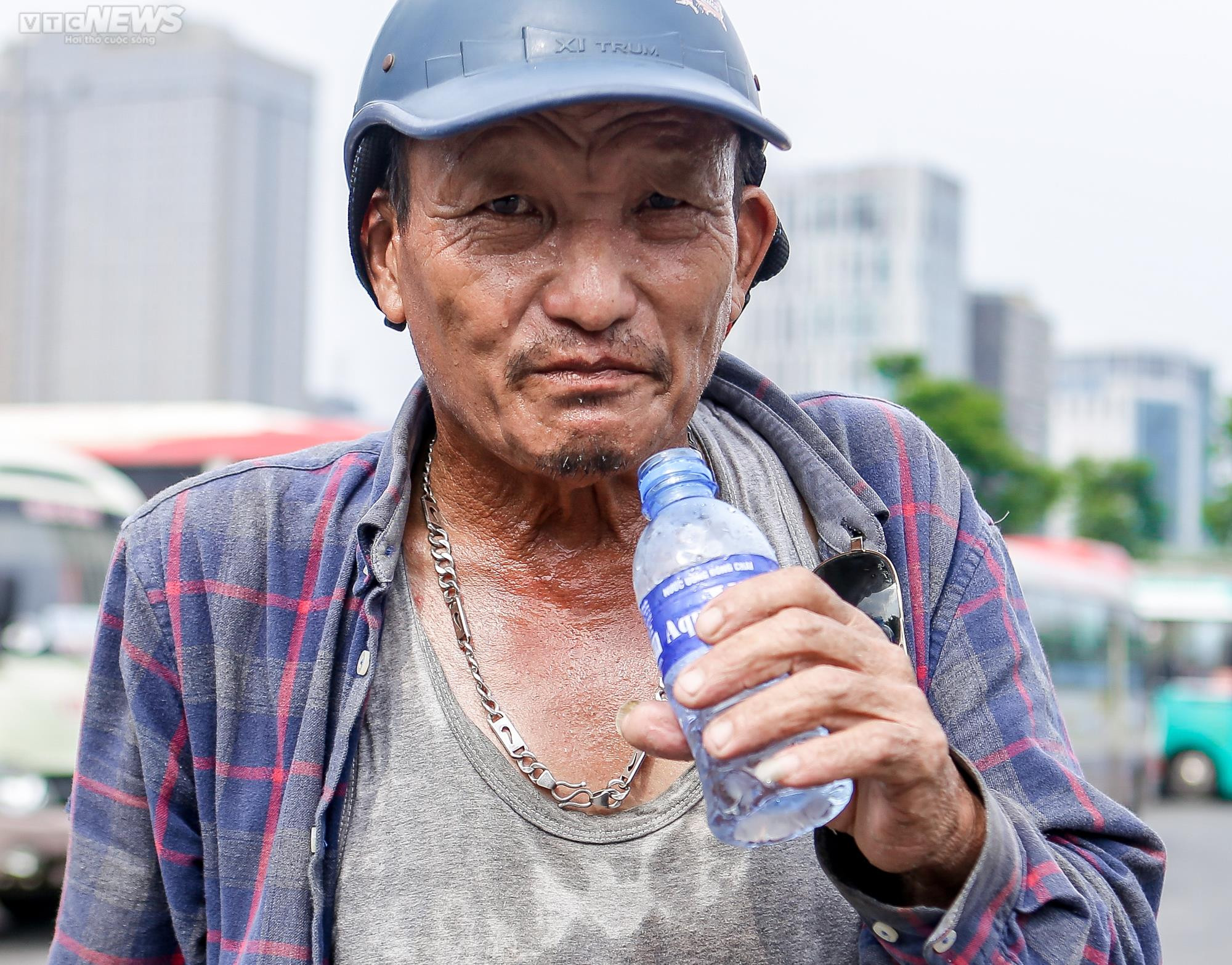 Ảnh: Phu bốc vác bến xe Mỹ Đình chật vật mưu sinh dưới nền nhiệt 50 độ C - 7