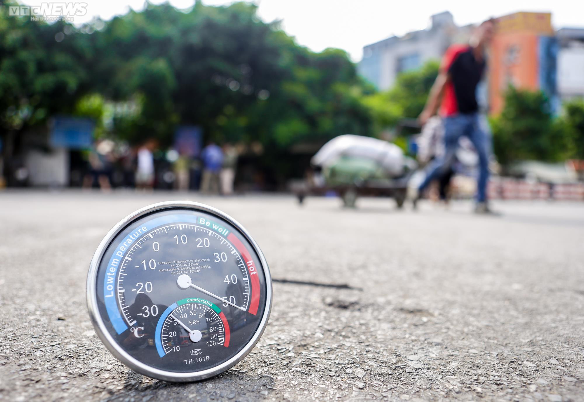 Ảnh: Phu bốc vác bến xe Mỹ Đình chật vật mưu sinh dưới nền nhiệt 50 độ C - 3