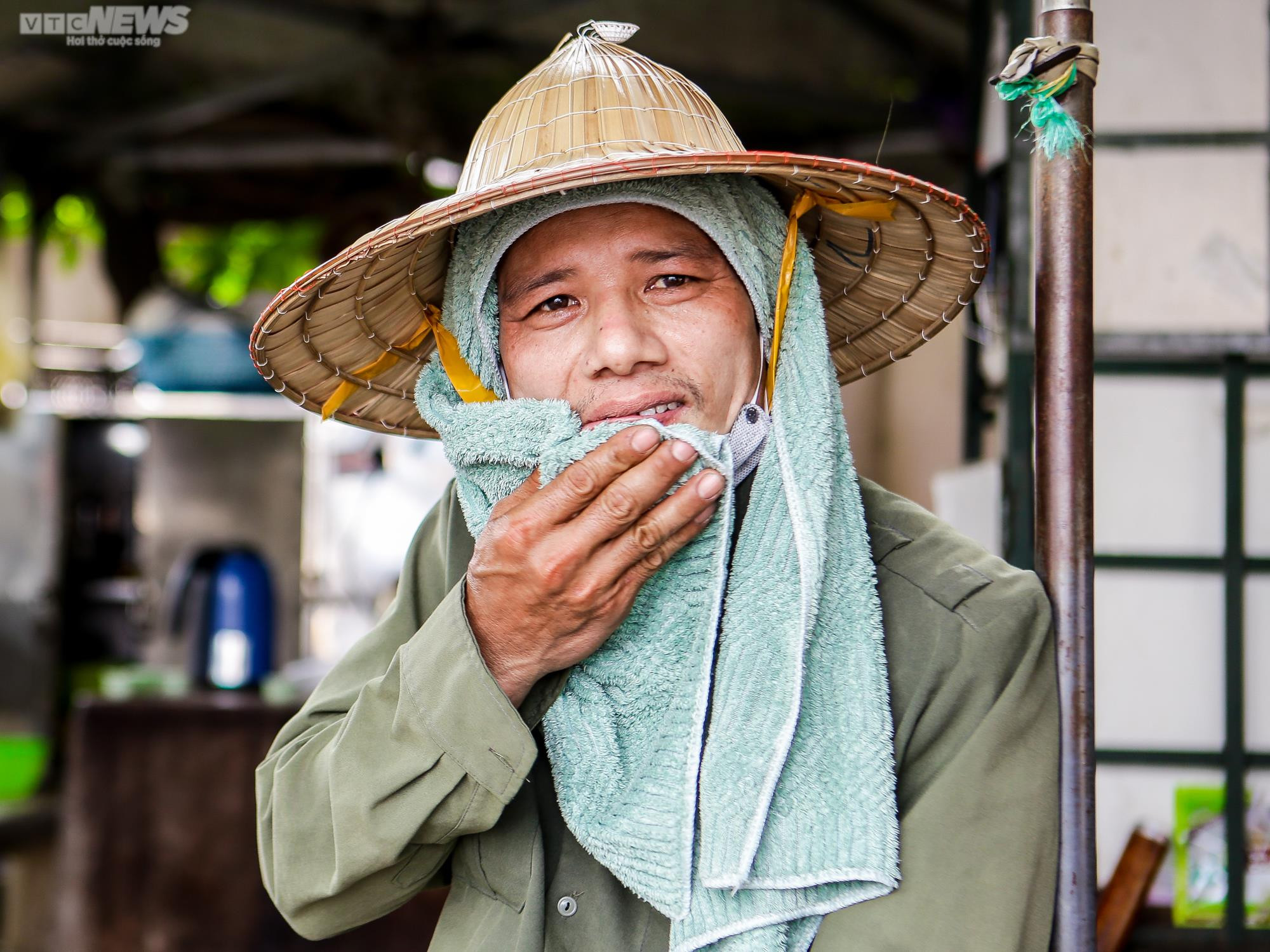 Ảnh: Phu bốc vác bến xe Mỹ Đình chật vật mưu sinh dưới nền nhiệt 50 độ C - 8