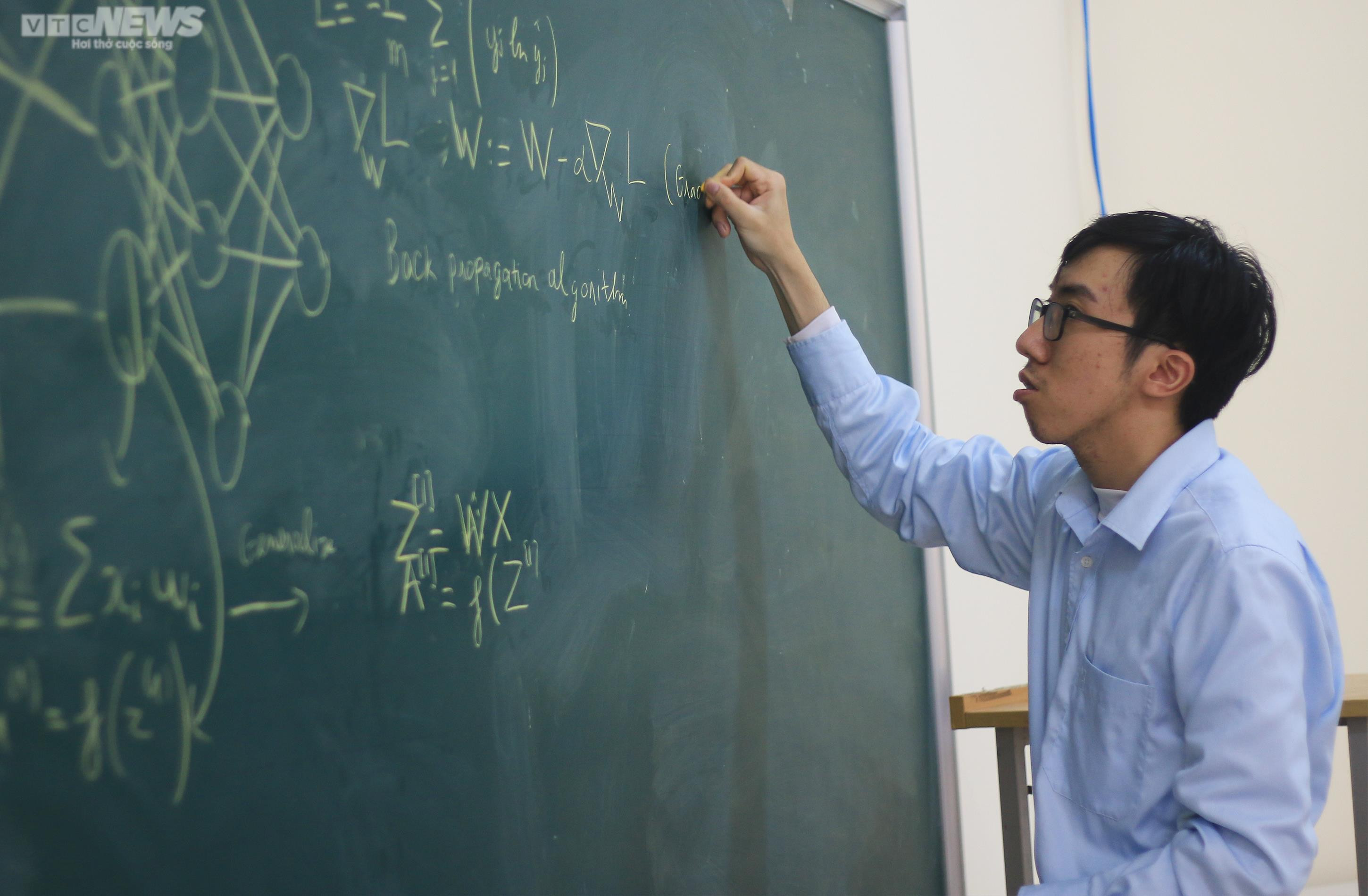 Thủ khoa kép Đại học Khoa học Tự nhiên tự nghiên cứu 6 tiếng mỗi ngày - 1