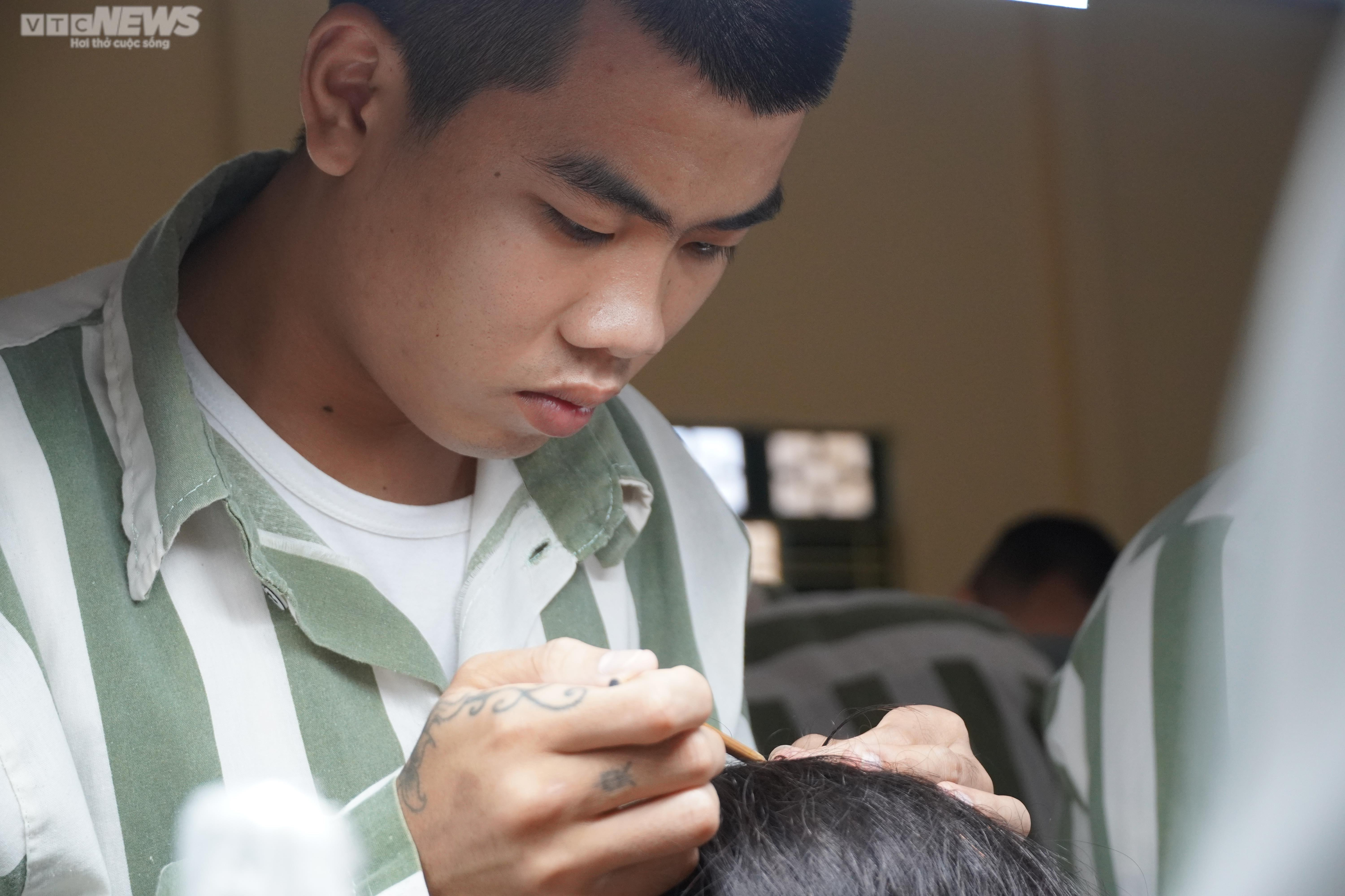 Ảnh: Bên trong xưởng sản xuất tóc giả, xuất đi nước ngoài của phạm nhân - 9