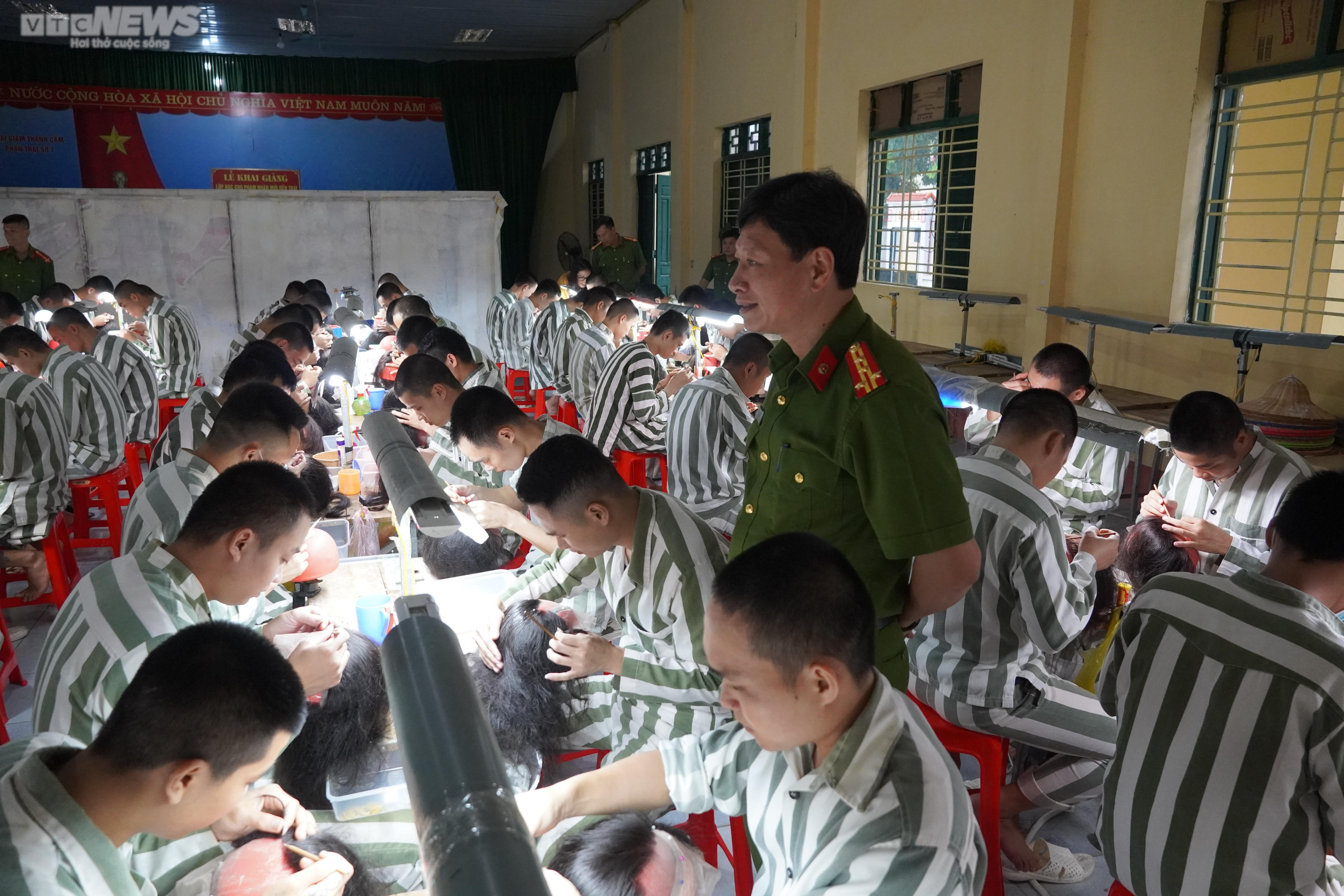 Ảnh: Bên trong xưởng sản xuất tóc giả, xuất đi nước ngoài của phạm nhân - 4