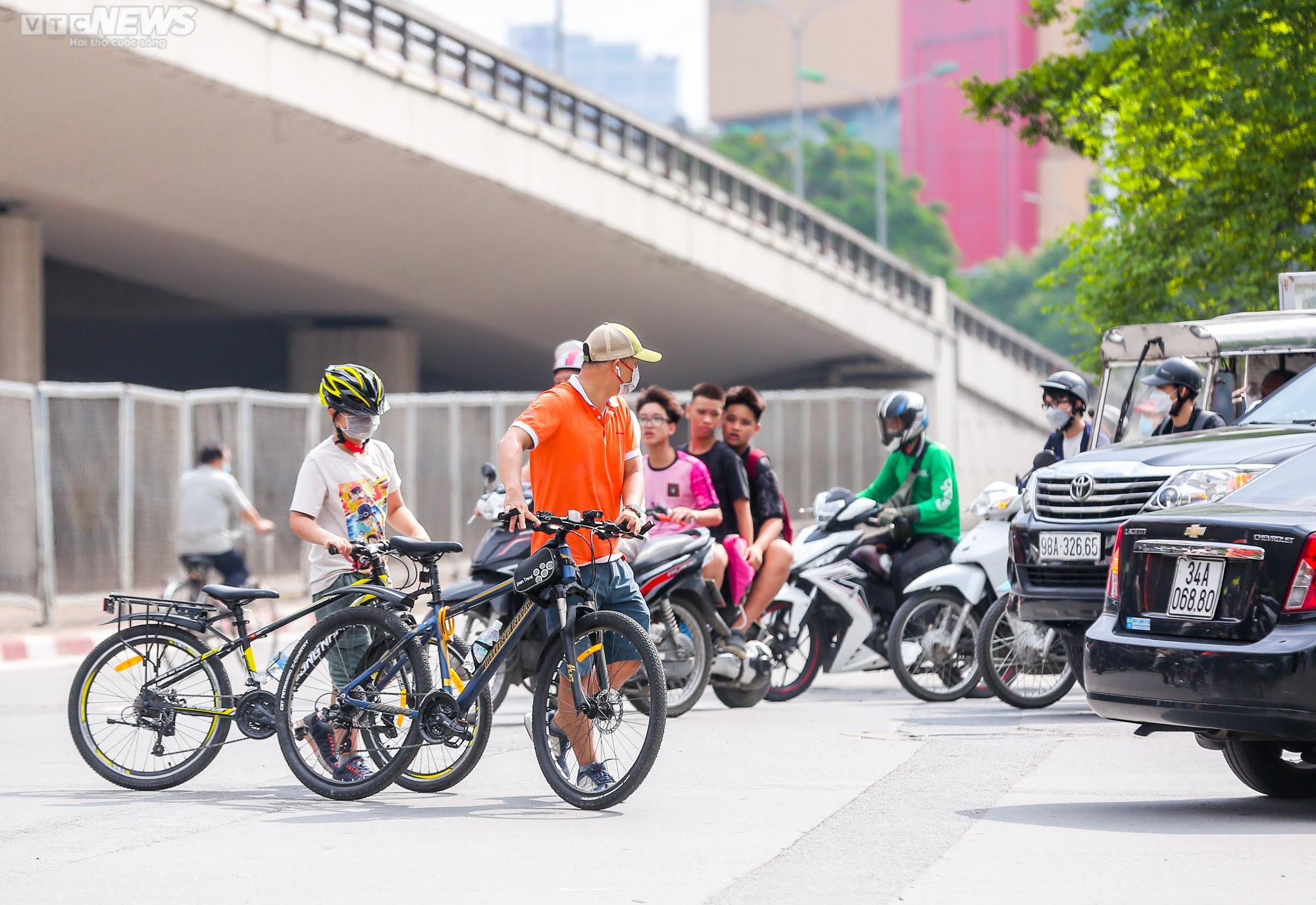 Hầm đi bộ ở Hà Nội bị bỏ quên, nhiều người bất chấp nguy hiểm qua đường - 9